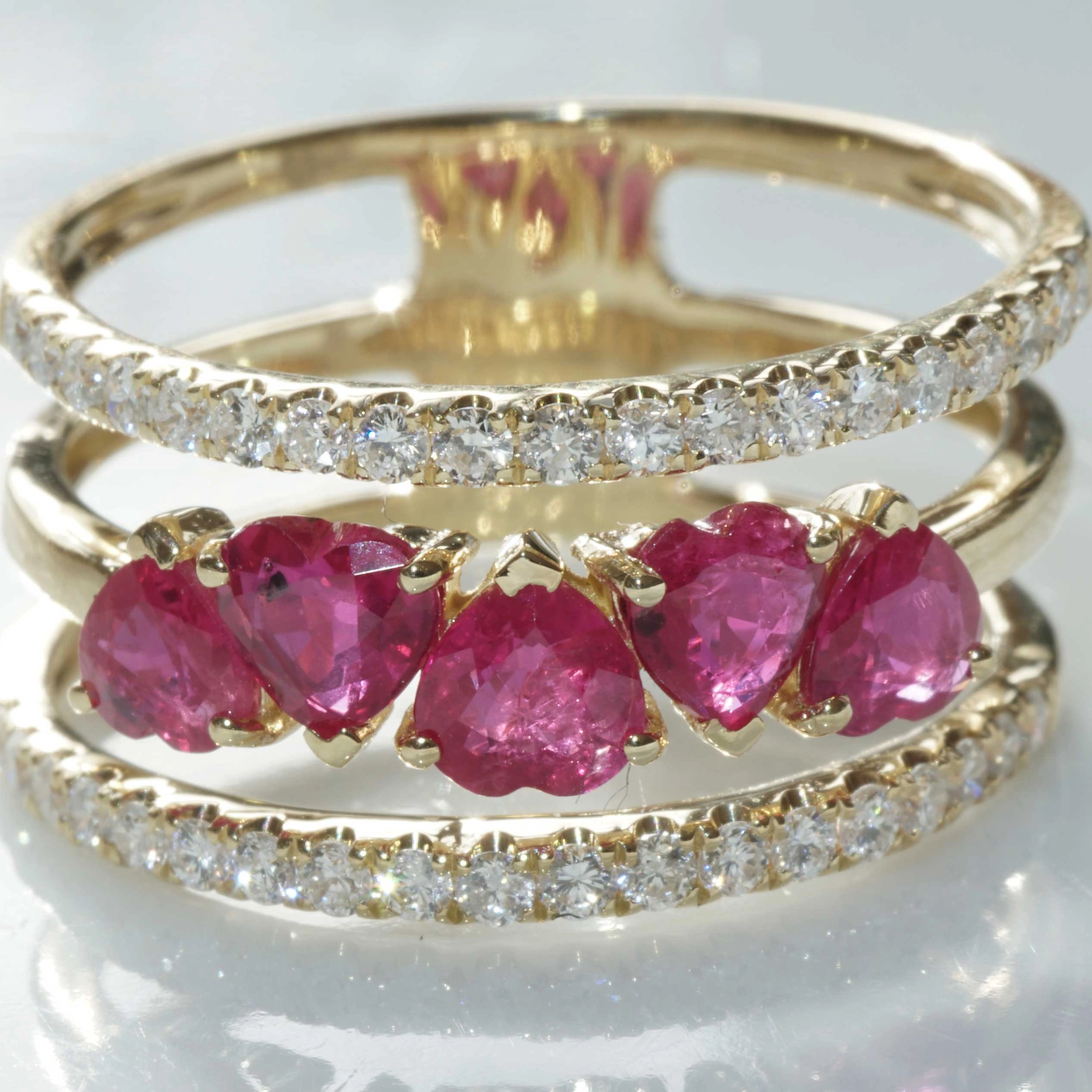 Ruby Brilliant Ring 18 kt Yellowgold....5 Hearts for special occasions....