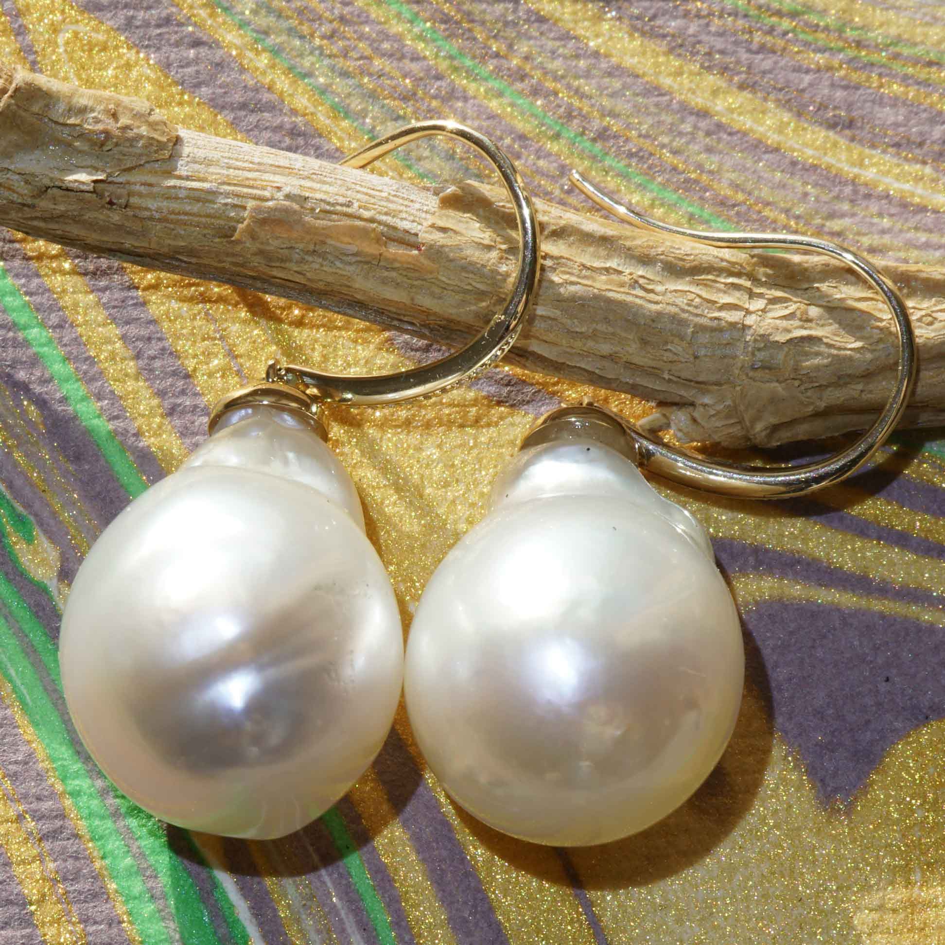 White South Sea Cultured Pearl Diamond Drop Drop Earrings Baroque 20 x 13.5 mm 585 Yellow Gold
