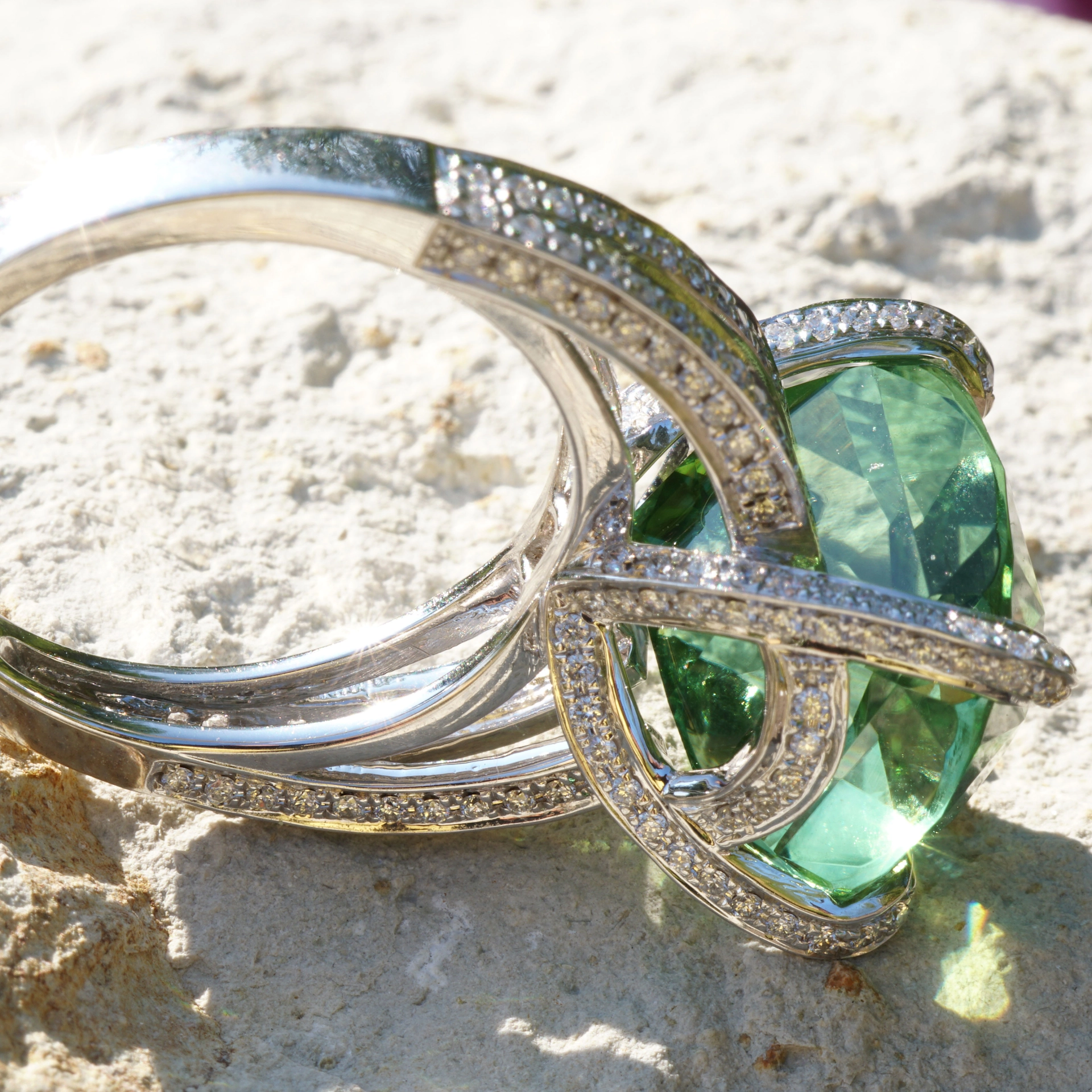 what a kind of magic...a magnific green light mint tourmalin, 14.64 ct, loupeclean