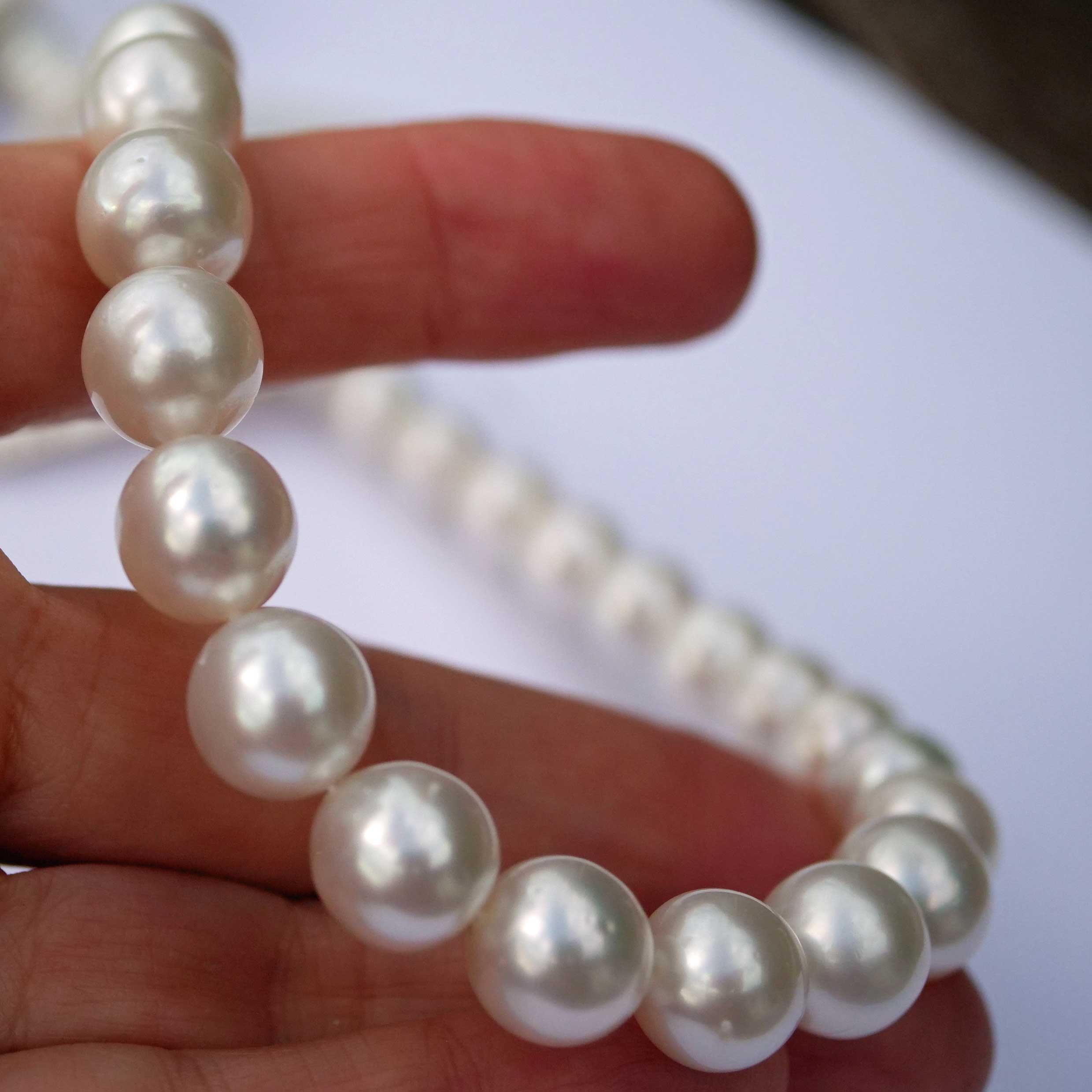 SOUTH SEA Cultured Pearl Strand white AAA+ FINE Luster round 11.9 x 9.0 mm elegant classic