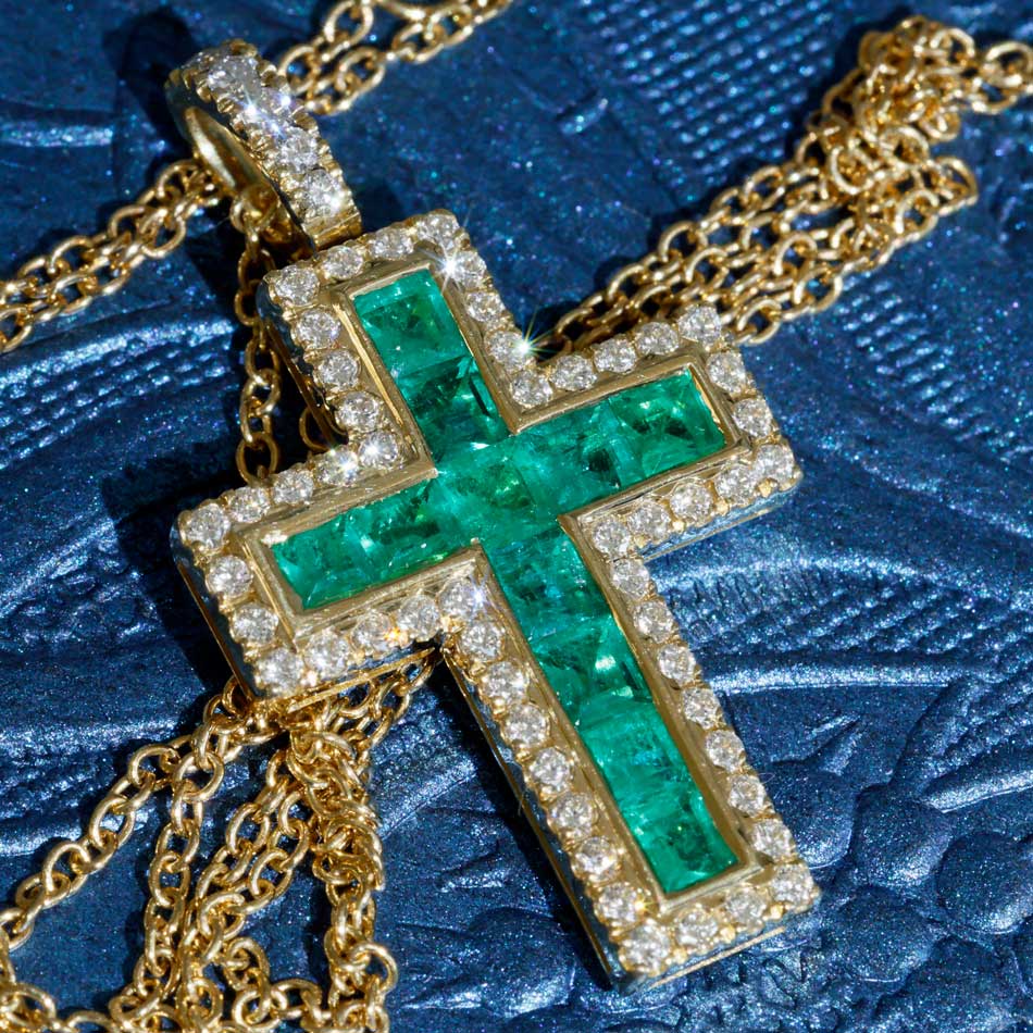 Bright Green AAA+ Panshir Emerald Brilliant Cross with Chain in 750 Yellow Gold - 0.98 ct 0.38 ct TW VS