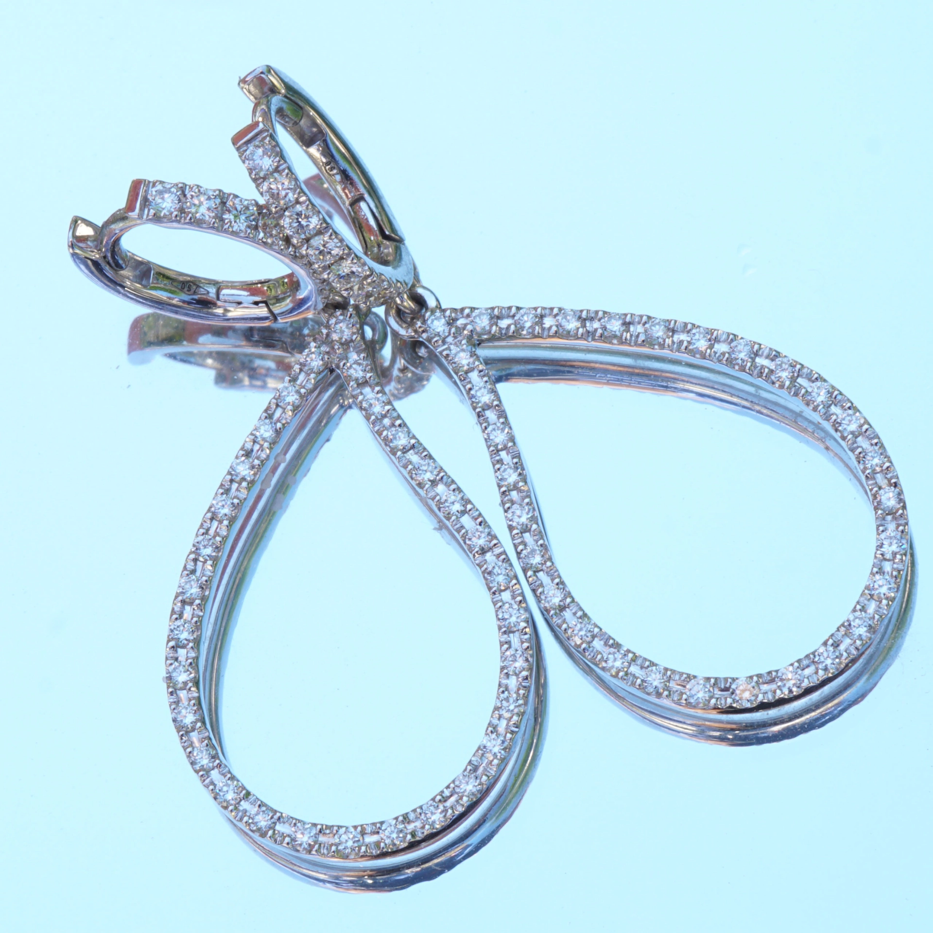 Earrings perfectly set in 750 white gold with fullcut diamonds 0.48 ct TW VS