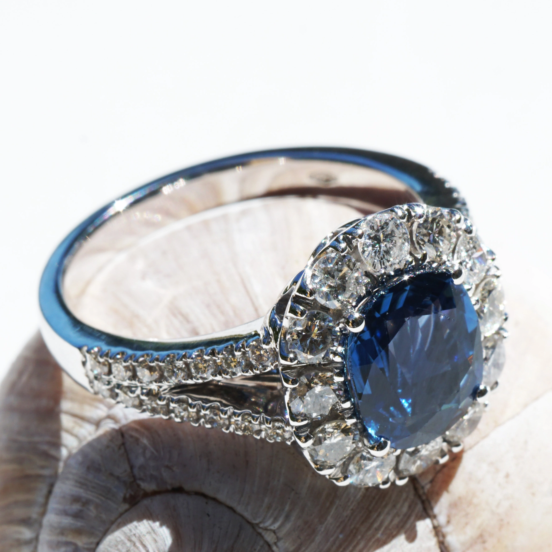 Saphire Diamond Ring 750 Whitegold ....High-End Piece of Jewelry