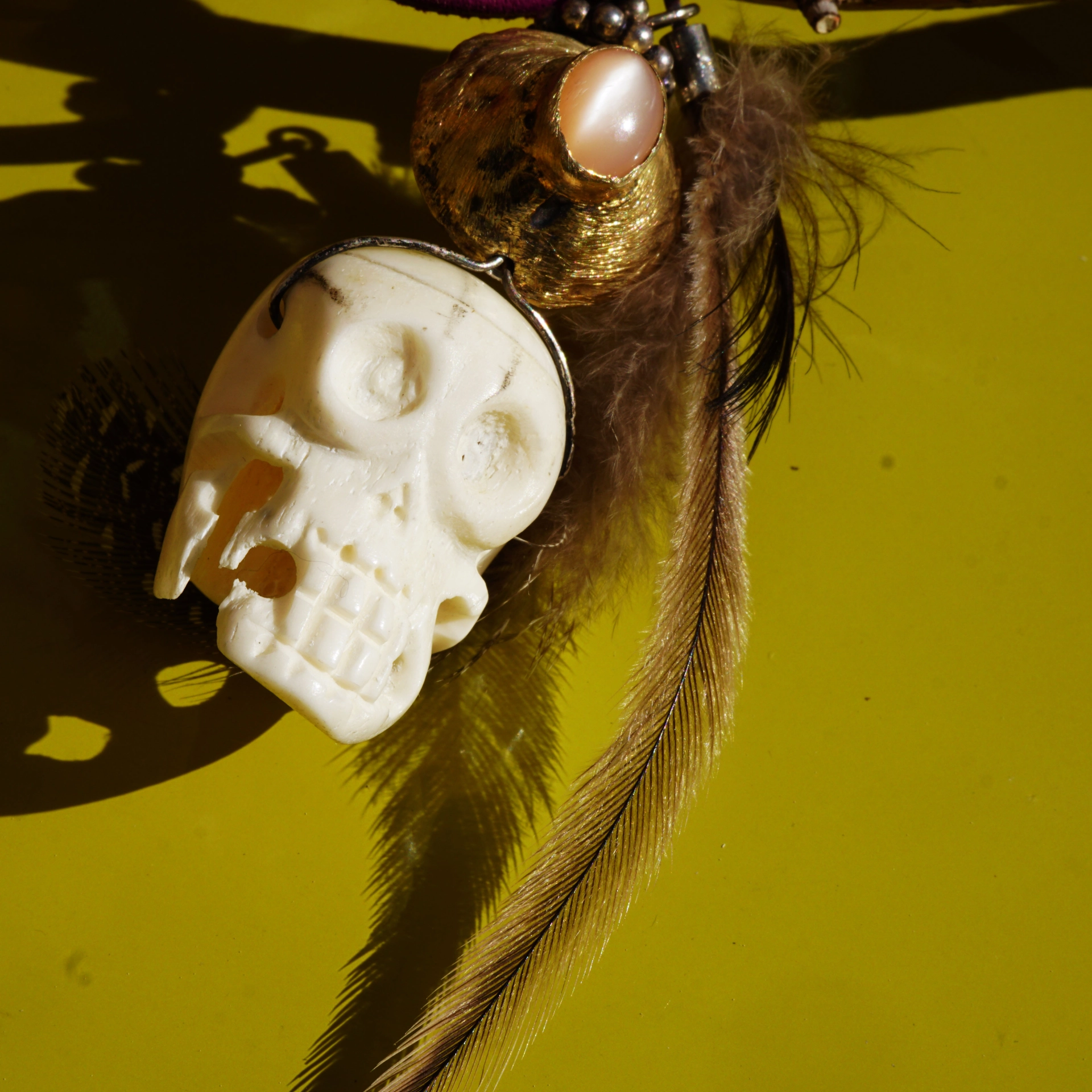 Piratenanhänger Vanitas Silber vergoldet Mondstein Hahnen Perlhuhnfedern