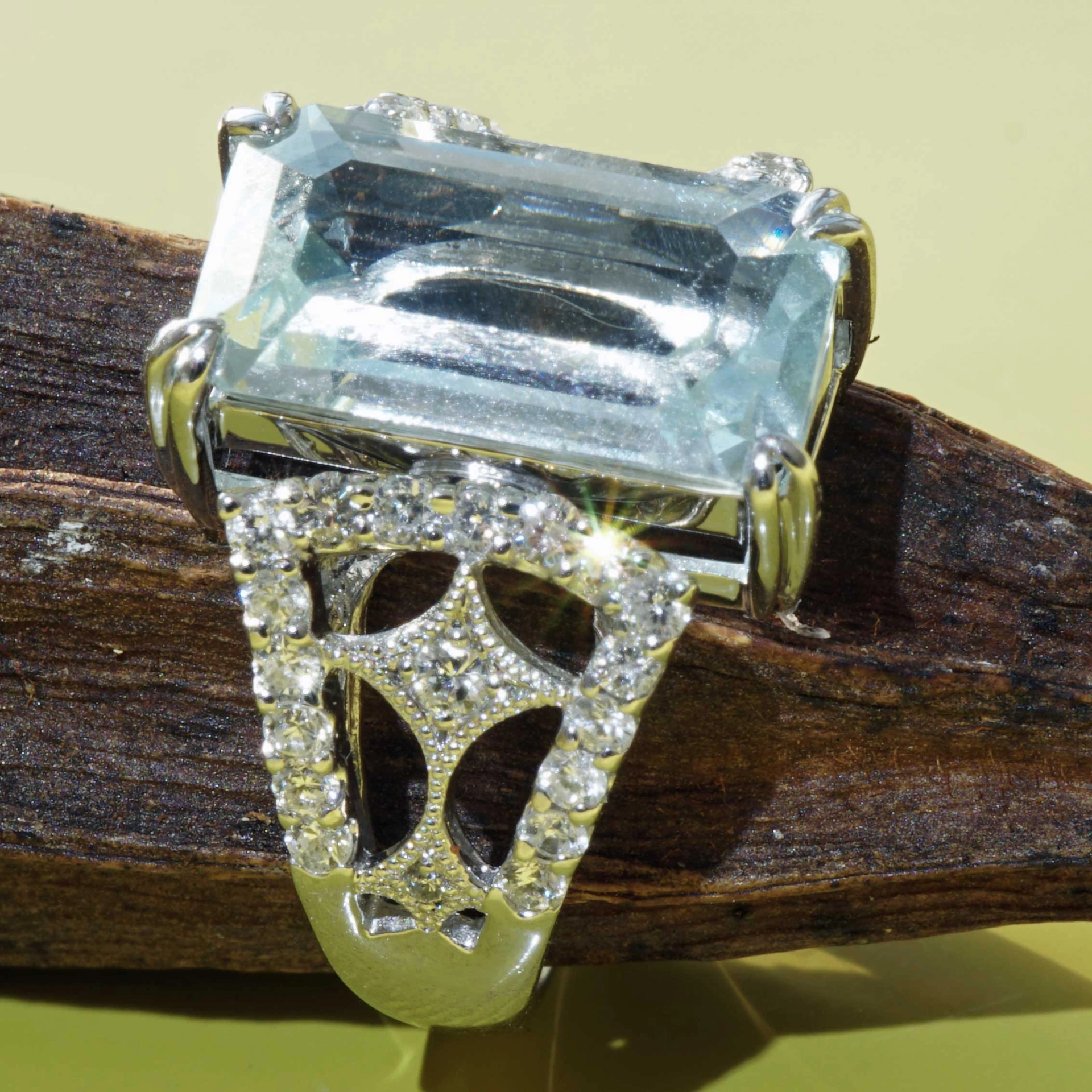 Aquamarin Brilliant Ring 900 Platinum 4.40 0.52  ct...so elaborately designed