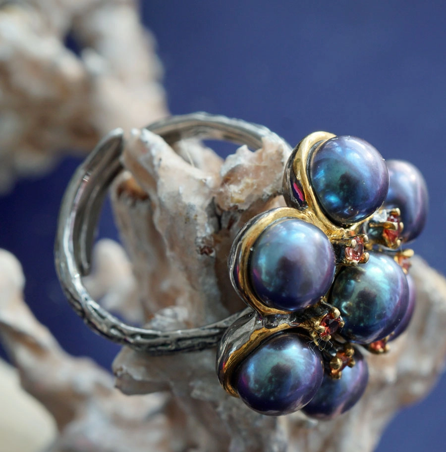 Flower Power Ring mit schwarzen Zuchtperlen und orangen Saphiren 21 mm D. Silber vergoldet