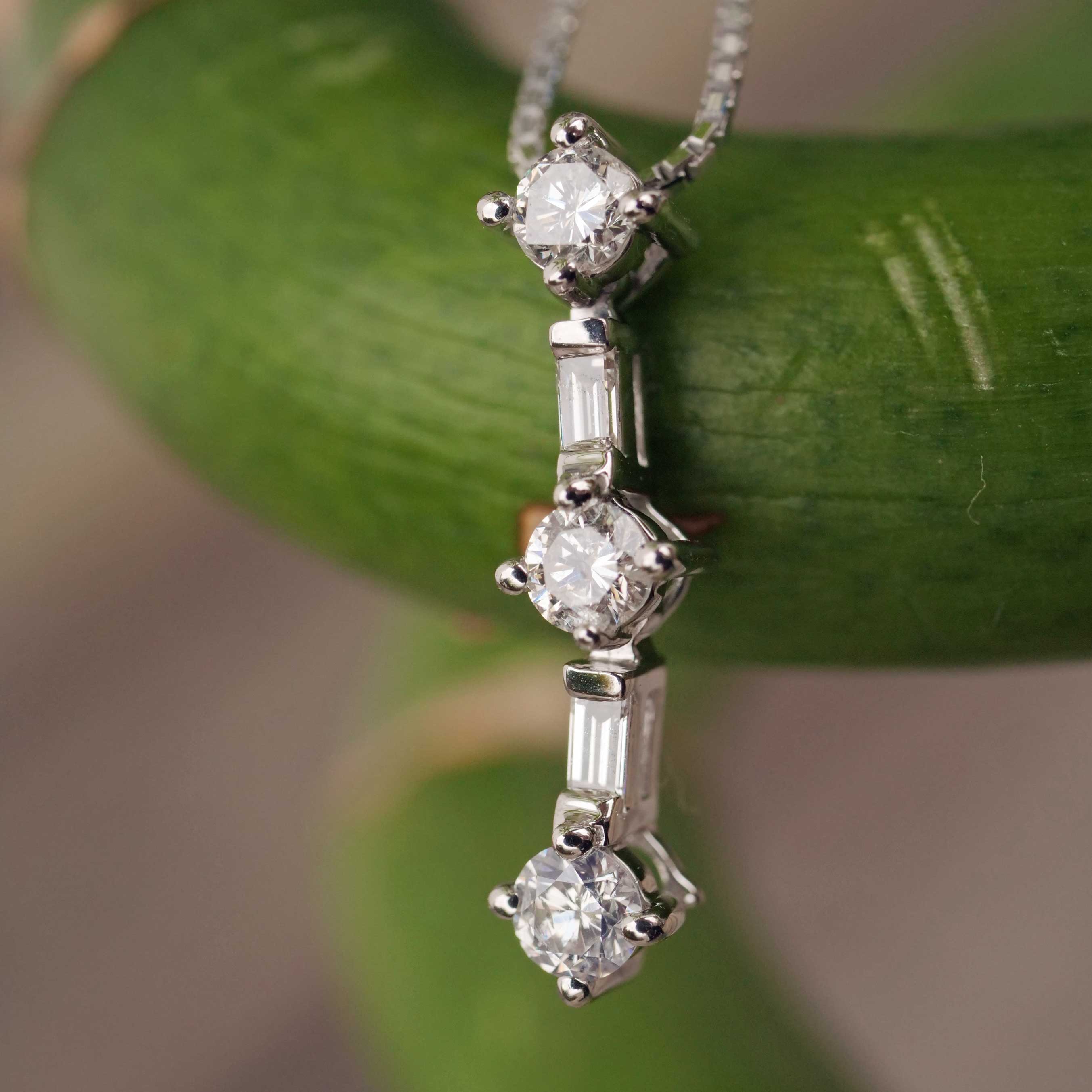 Eye-catcher Pendant with brilliant-cut Diamonds and Diamond Baguettes total approx. 0.33 ct W / VS-SI 750 White Gold