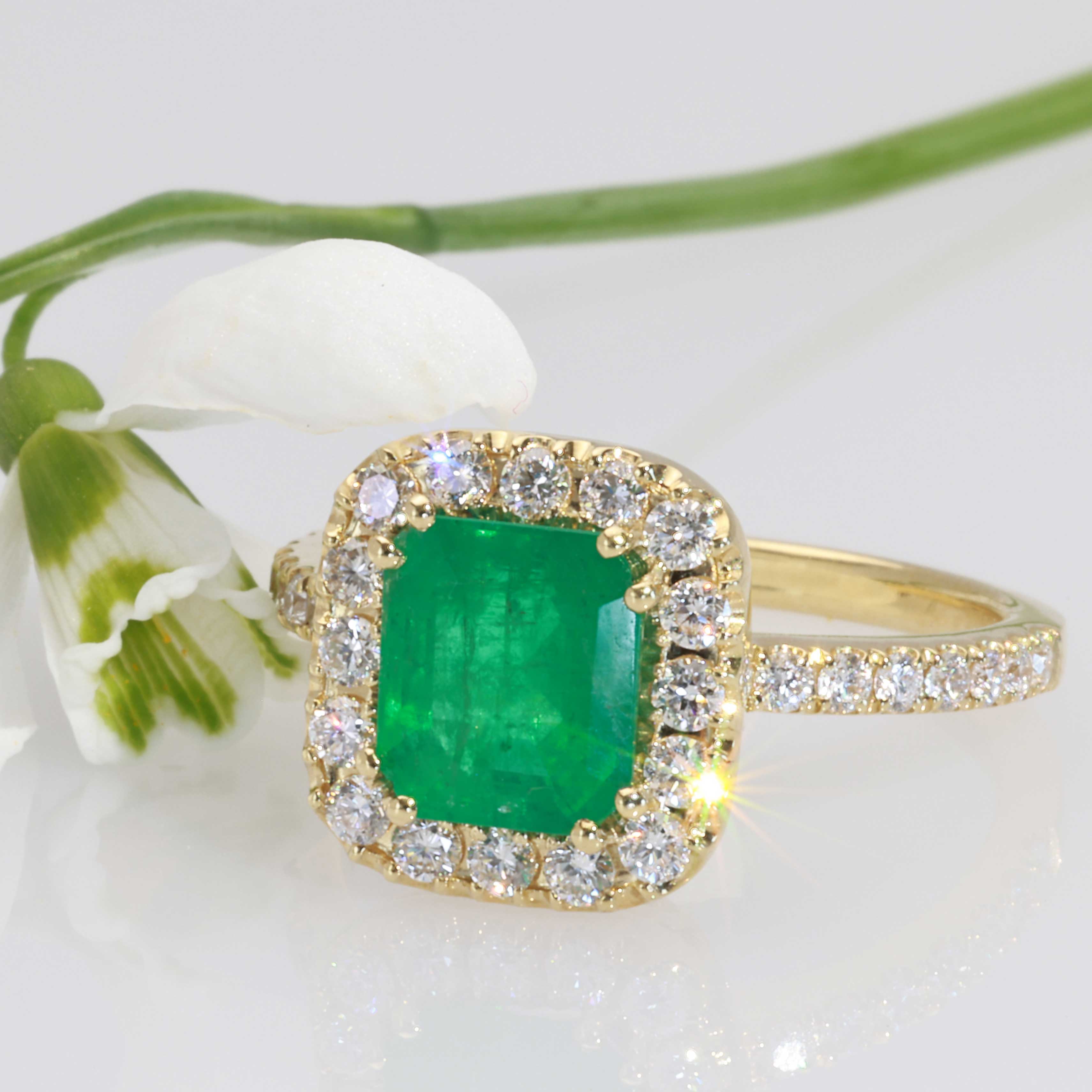 Emerald Brilliant-Cut Ring 1,532 ct / 0.55 ct 750 Yellow Gold – King of Gemstones