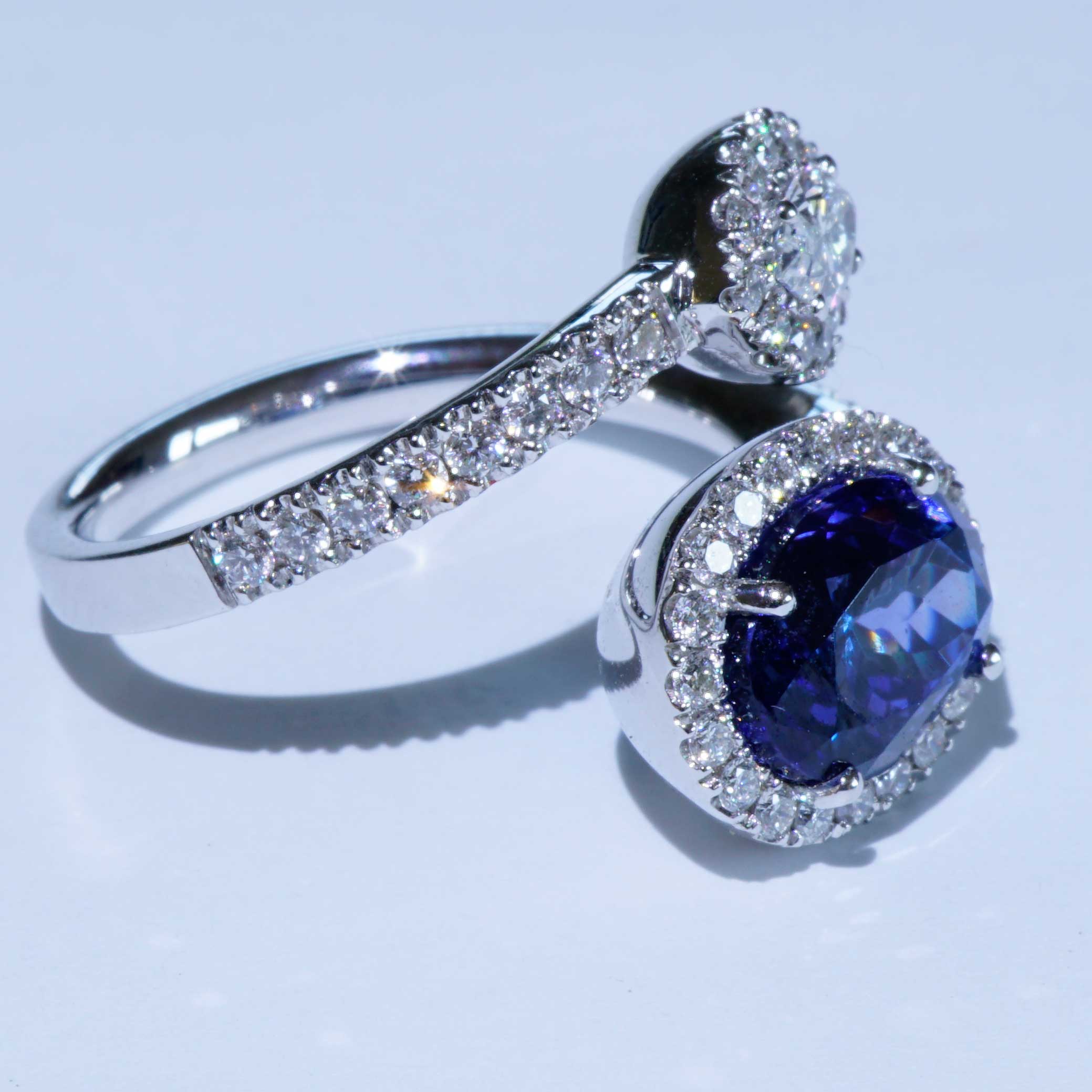 Tanzanite Brilliant Ring 18 kt White Gold Twin Design 1.06 ct with Navette