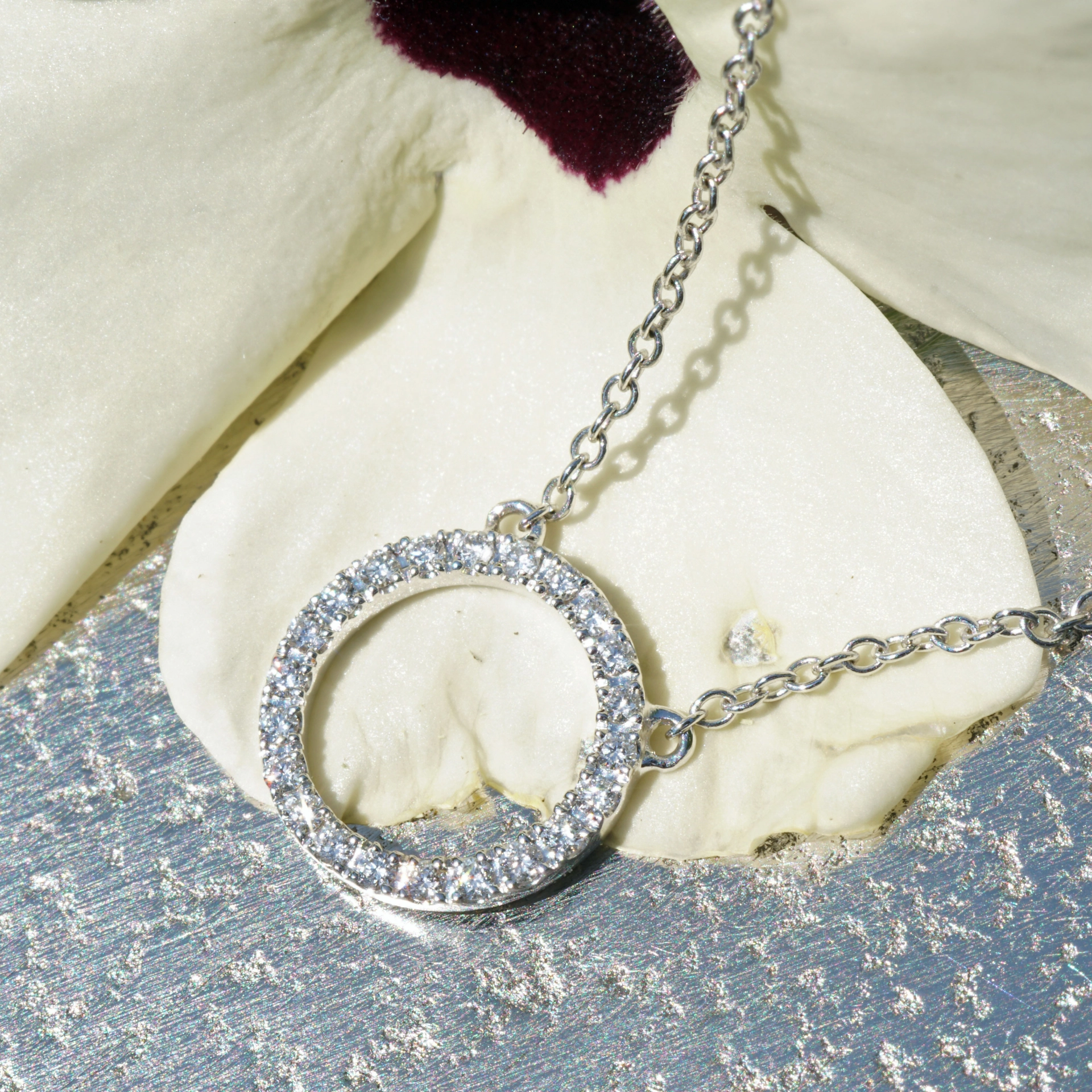 Brilliant pendant made of 750 white gold....Brilliant Circle