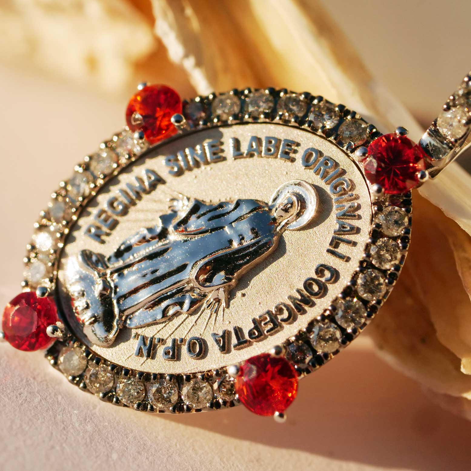 sweet madonna pendant made in italy, perfectly set in 750 white gold,