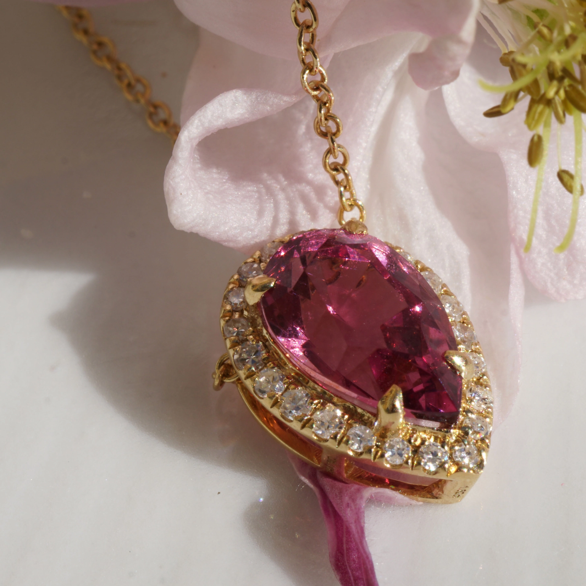 Malaya Garnet Brilliant Pendant 750 Yellow Gold...from Madagascar