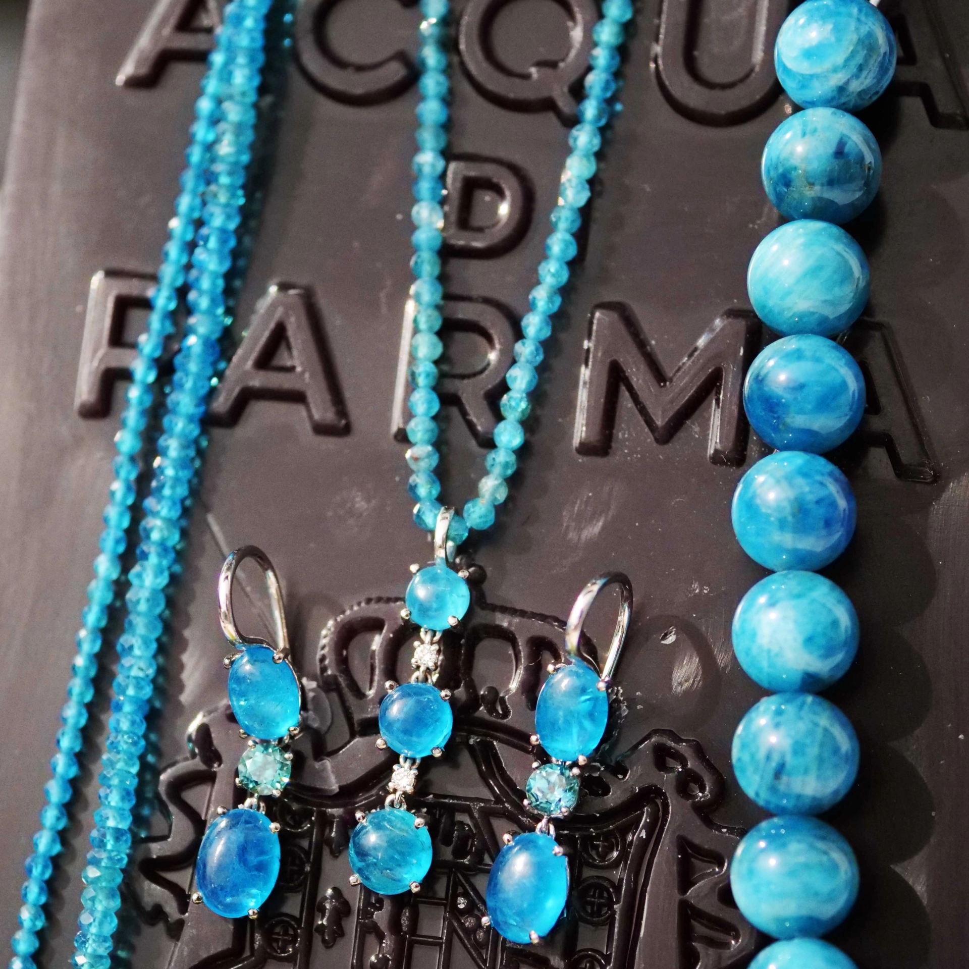 Pendant NEON Colors Apatite and Brilliants 18 kt White Gold....great Setting made in Italy