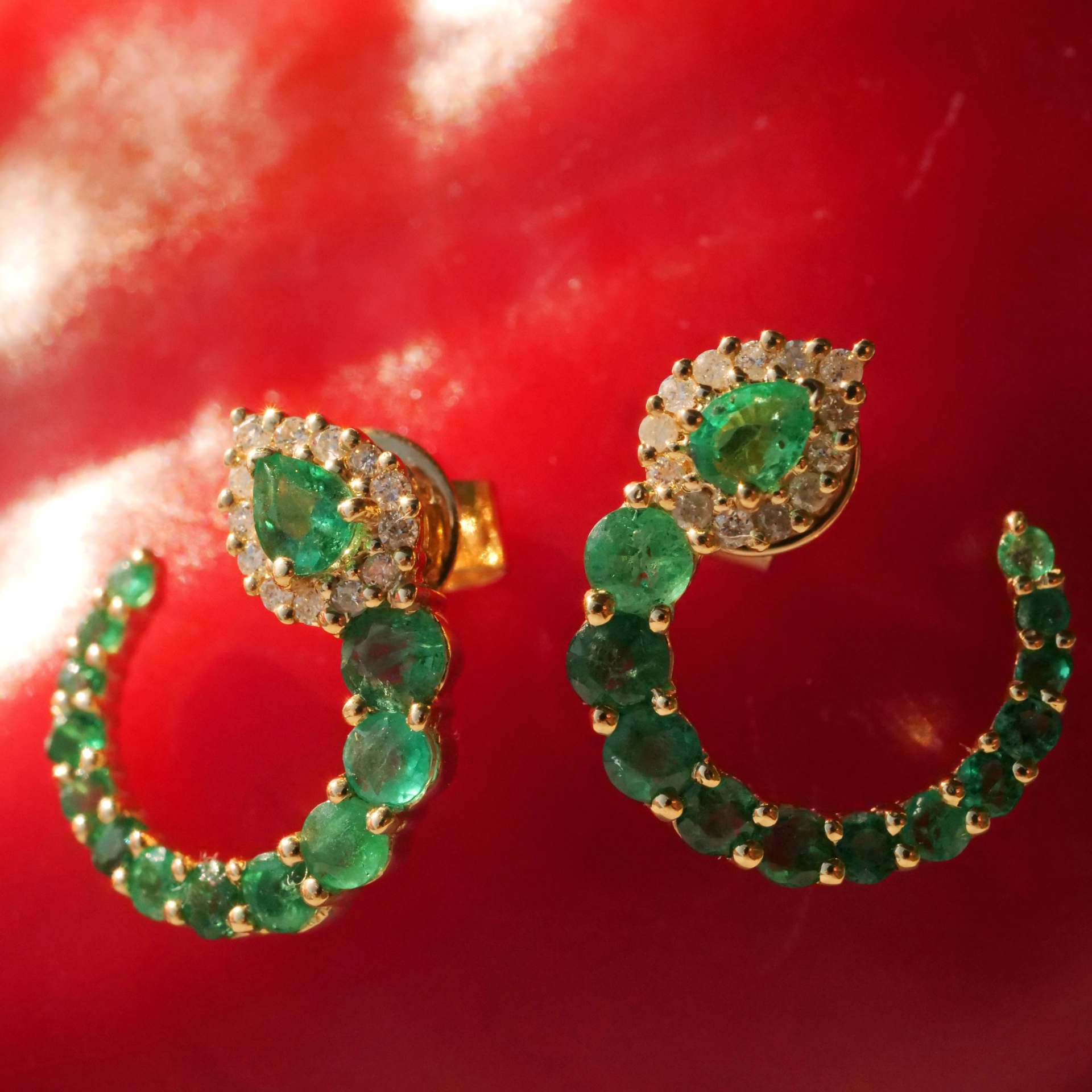 Emerald Brilliant Stud Earrings Three Quarter Circle 18 kt Yellow Gold