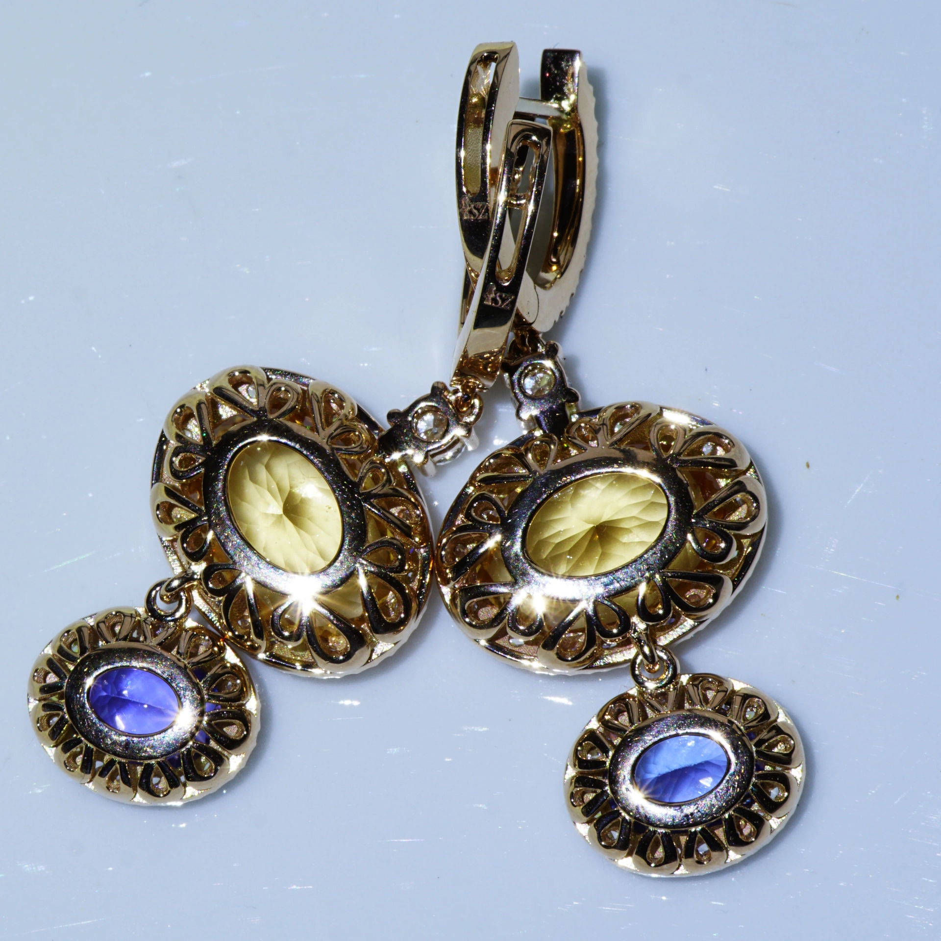 Stunningly beautiful Earrings with apricot-colored Garnet and Tanzanite 18 kt Rosegold