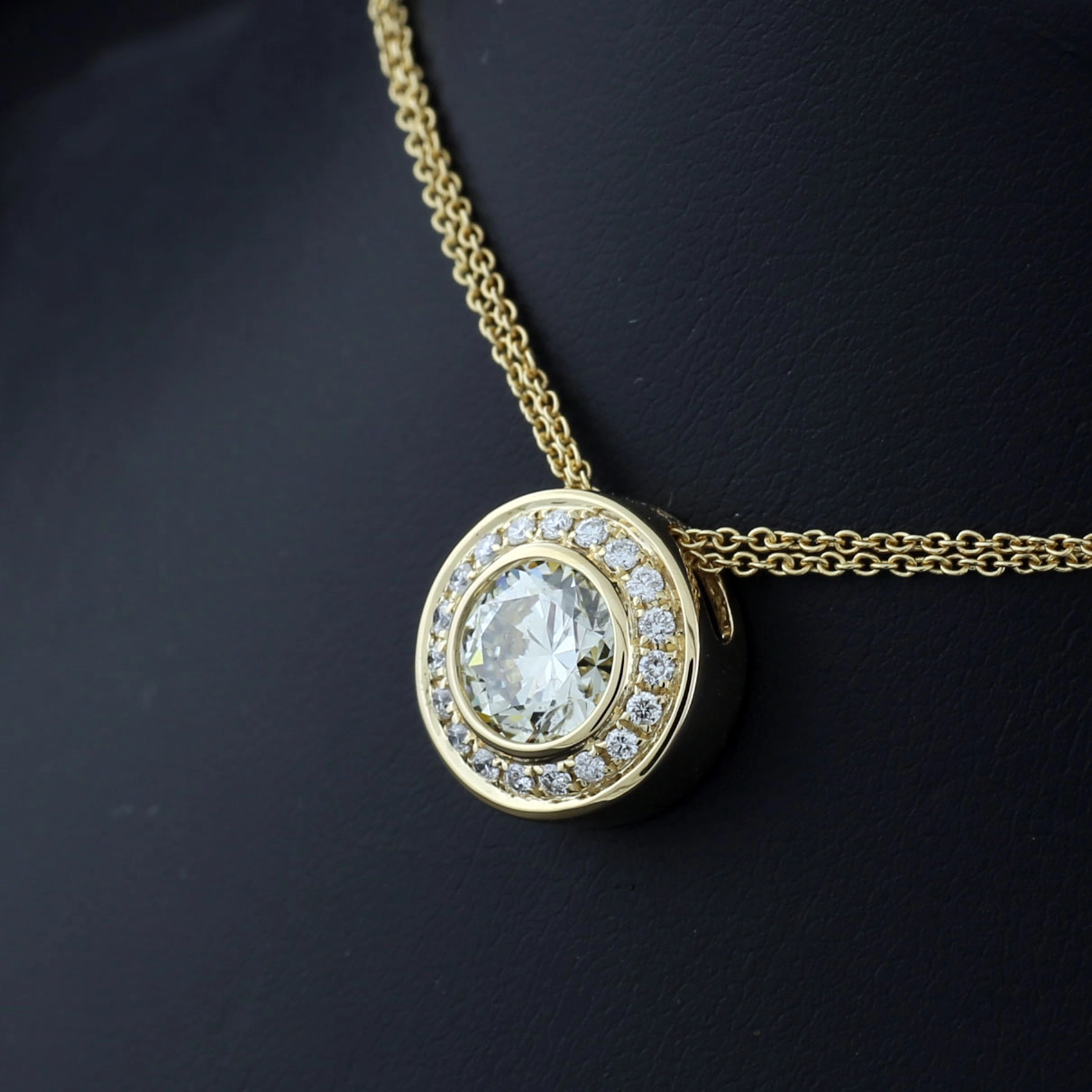 Briilant-Anhänger m. Kette, 750er-Gelbgold, 2.26 ct