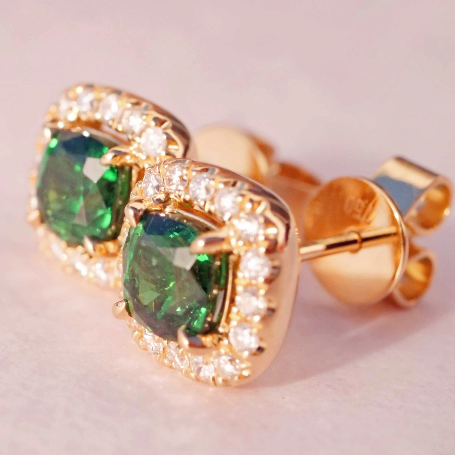 Tsavorith Brilliant Earstuds 18 kt Yellow Gold 1.42 ct 0.25 ct...what a amazing Color