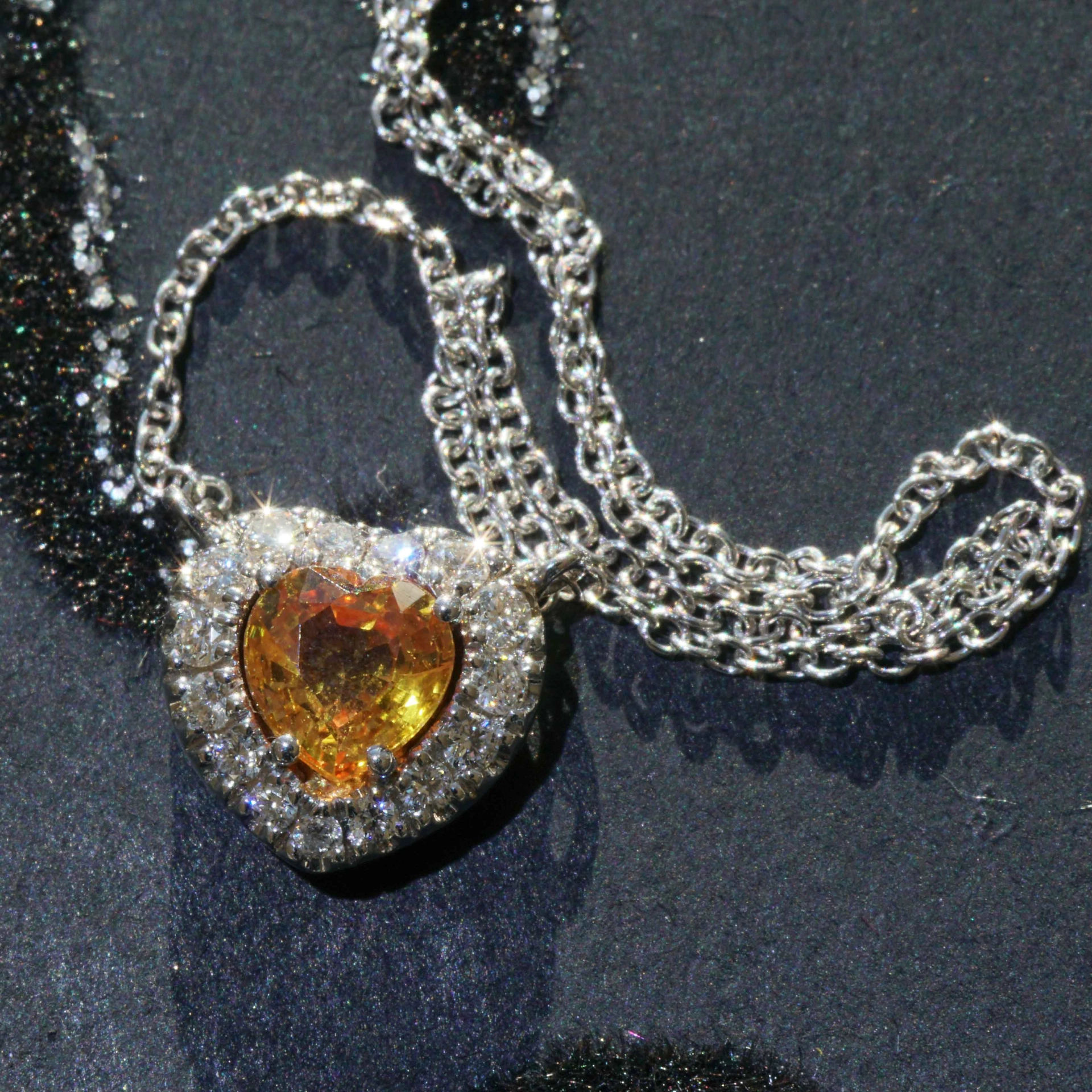 18 kt Whitegold Diamond Saphire Necklace....in the Color of Luck Orange-Yellow