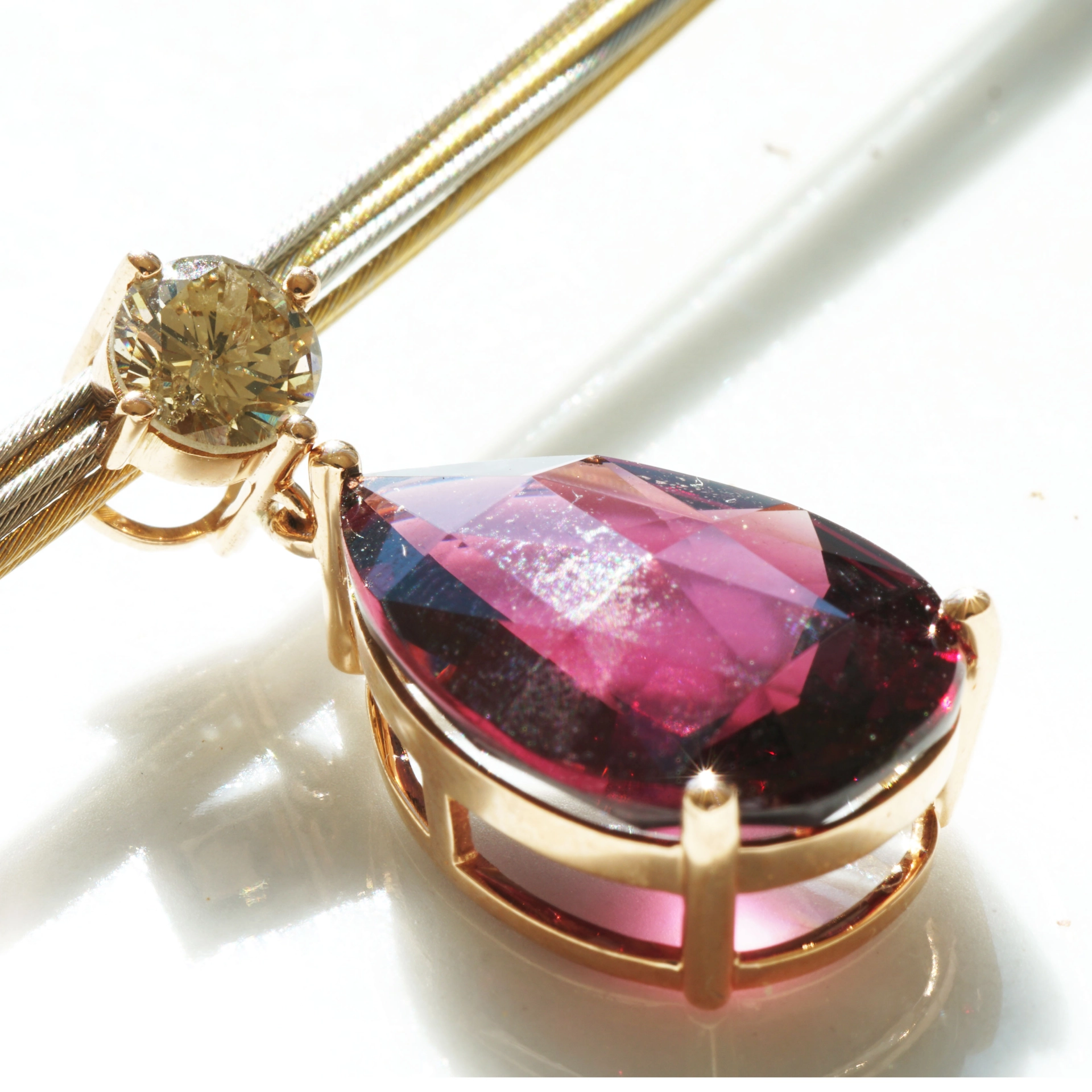 Rhodolithe Garnet 10 ct amazing Color with IGI Diamond