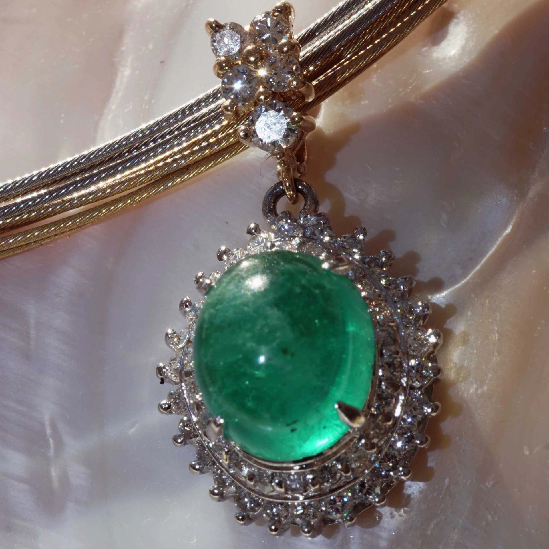 Emerald Brilliant Pendant in so bright Color 3.24 ct 0.50 ct TW VS Platinium 18 kt Gold