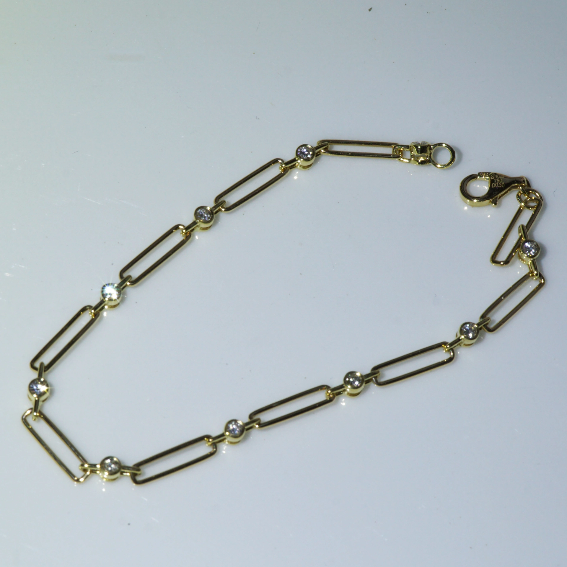 All around 10 Brilliants 0.30ct Sporty and elegant this diamond bracelet is both