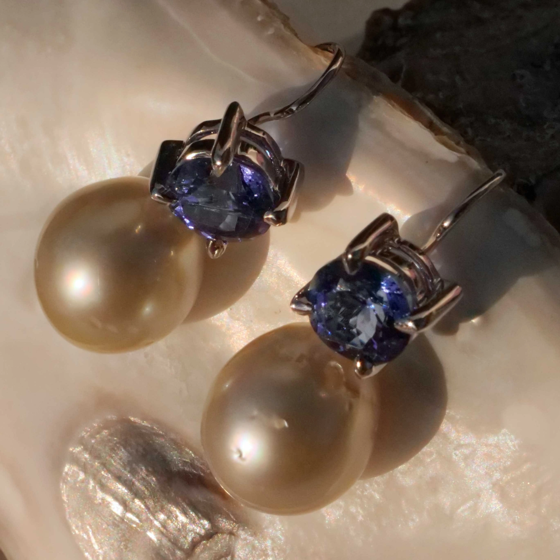 Tansanite South Sea Earrings 18 kt White Gold 3.22 ct...Pearls can be removed
