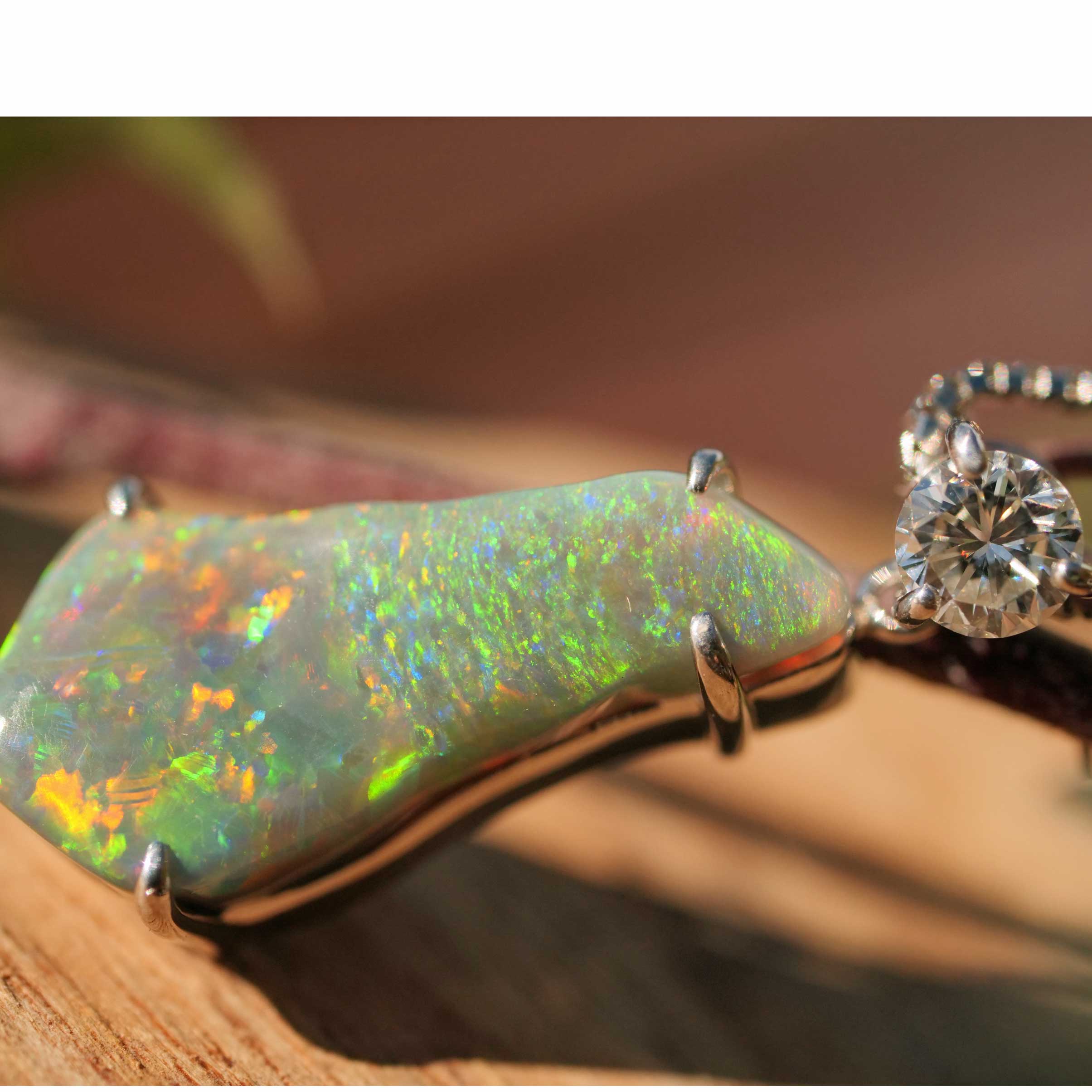 White Full Opal Brilliant Pendant with Chain 900 850 Platinum 4.38 ct 0.284 ct Australia