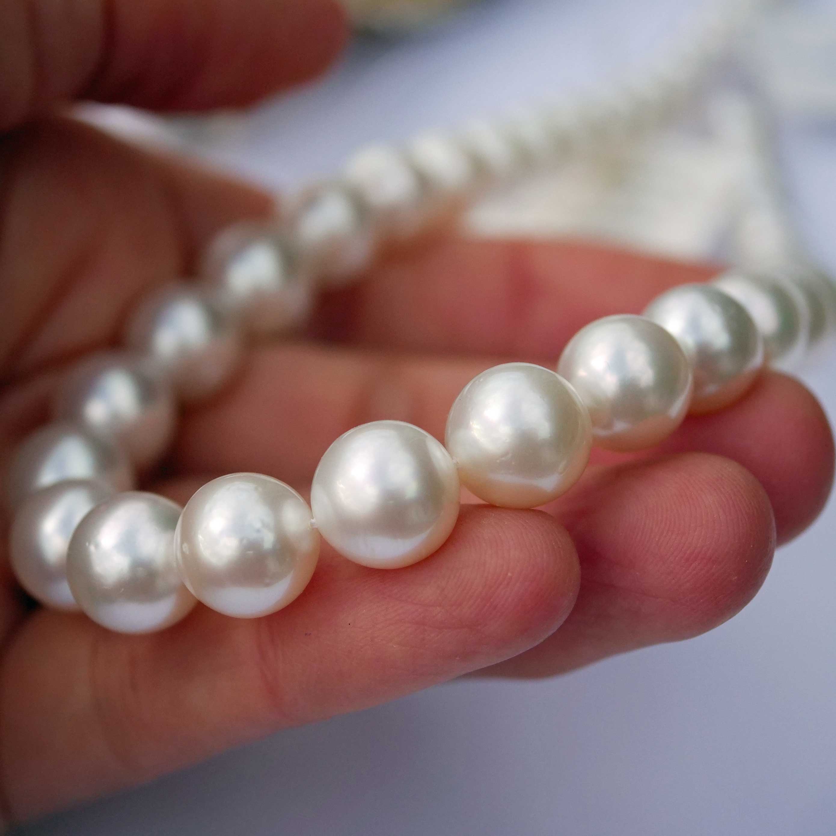 SOUTH SEA Cultured Pearl Strand white AAA+ FINE Luster round 11.9 x 9.0 mm elegant classic