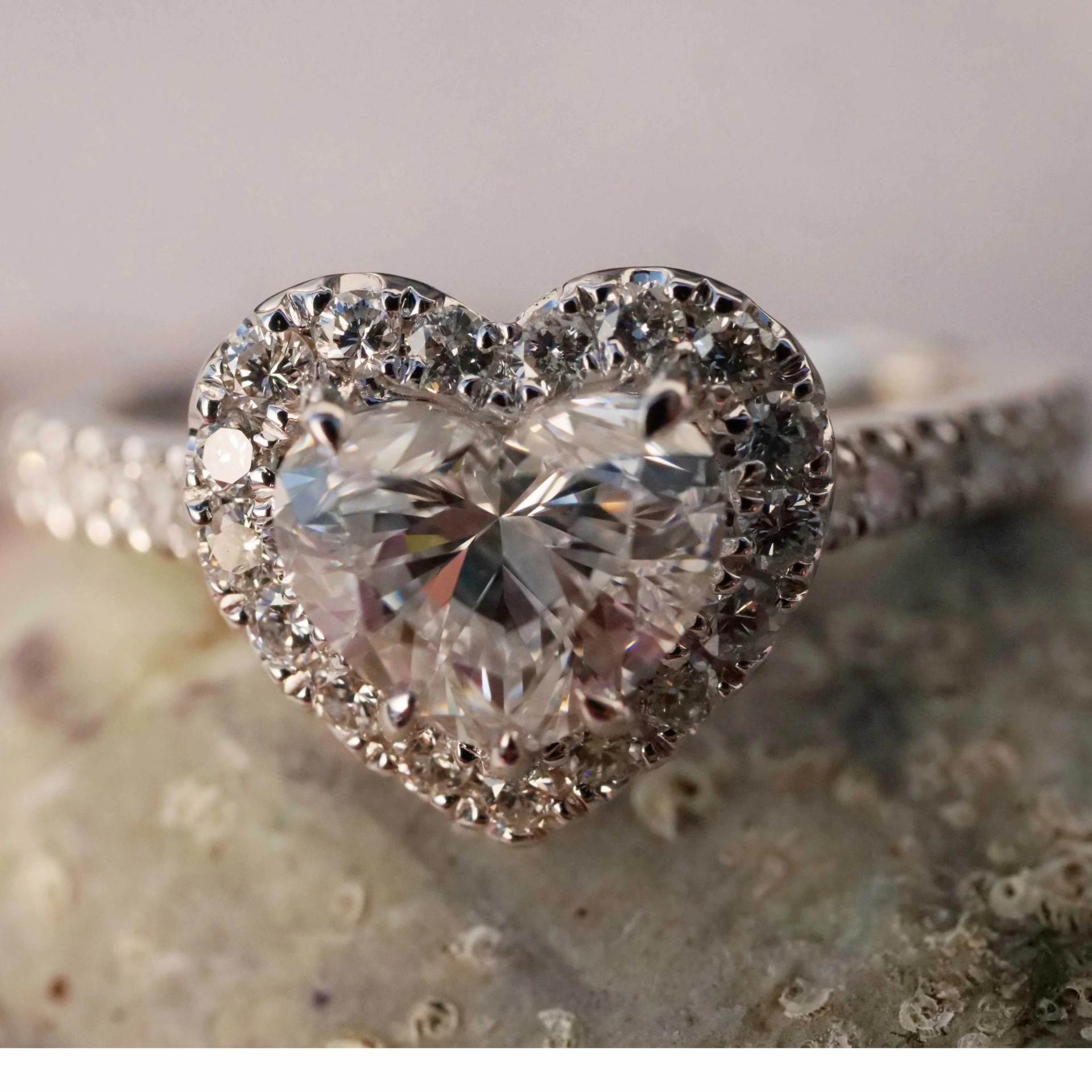 Ring 18 kt White Gold with Heart full cut brilliant approx. 1.00 ct, E (very fine white) / VVS2(very small inclusions), with GIA report