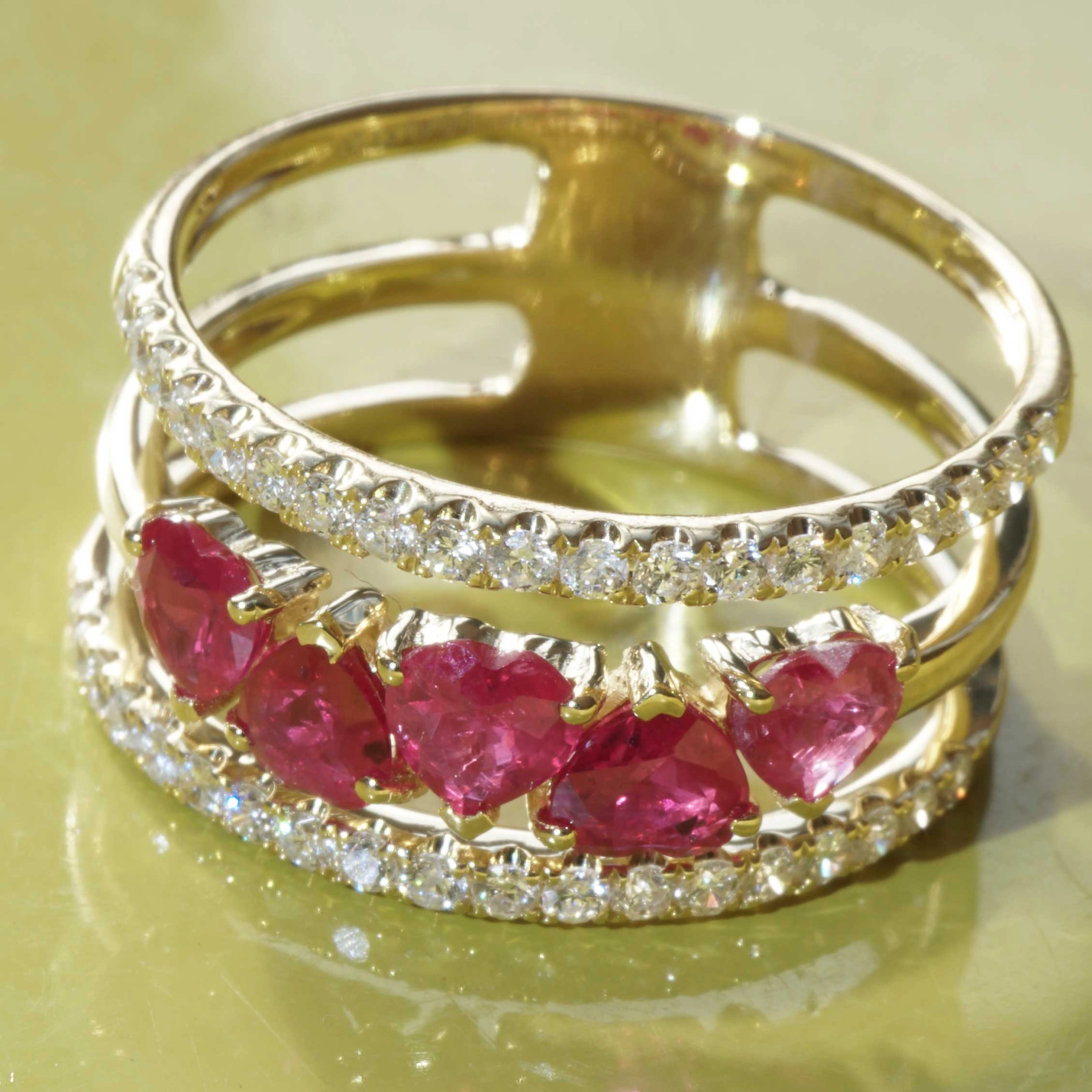 Ruby Brilliant Ring 18 kt Yellowgold....5 Hearts for special occasions....