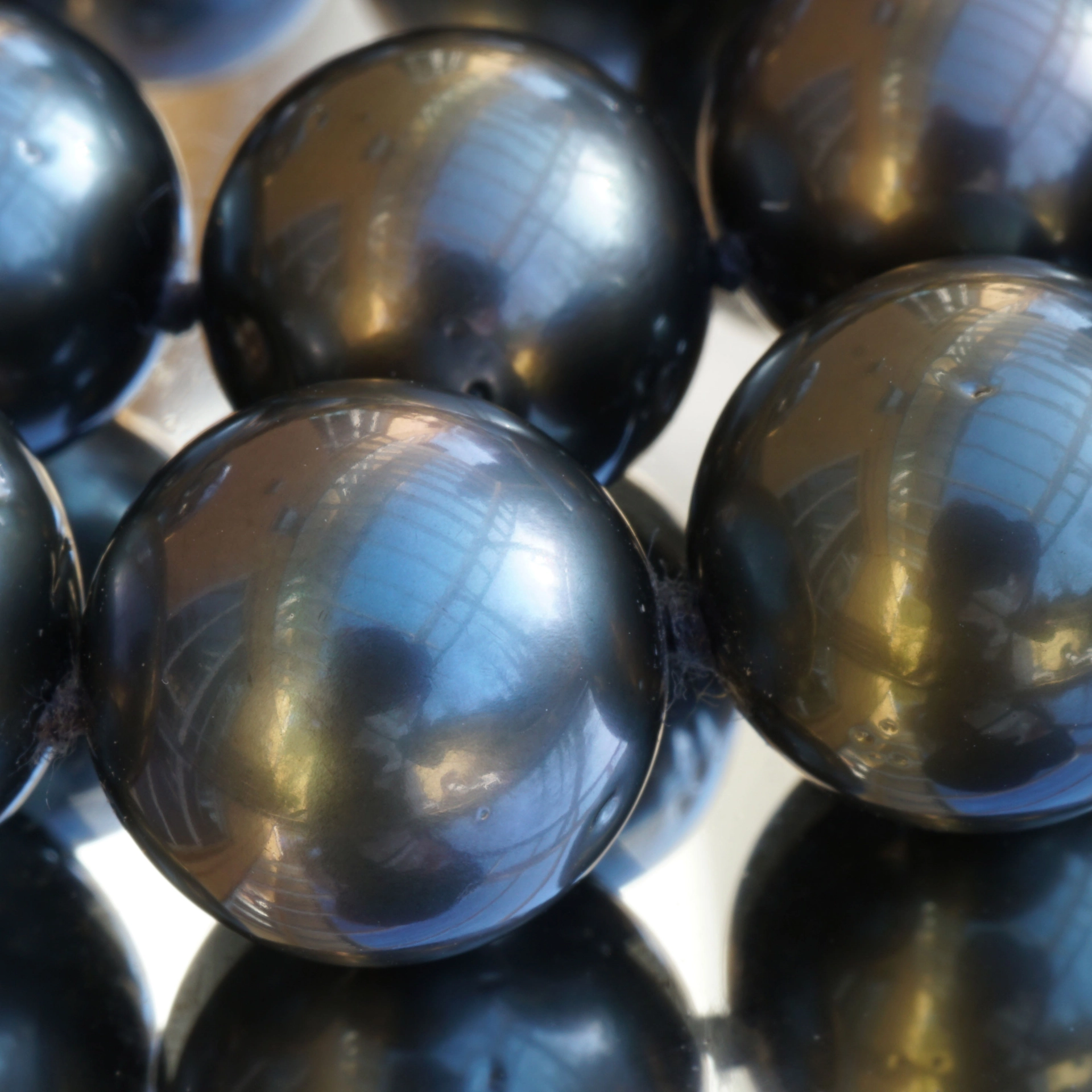 Round Tahitian cultured Pearl Necklace in black-dark anthracite AAA+ 8-10,8mm
