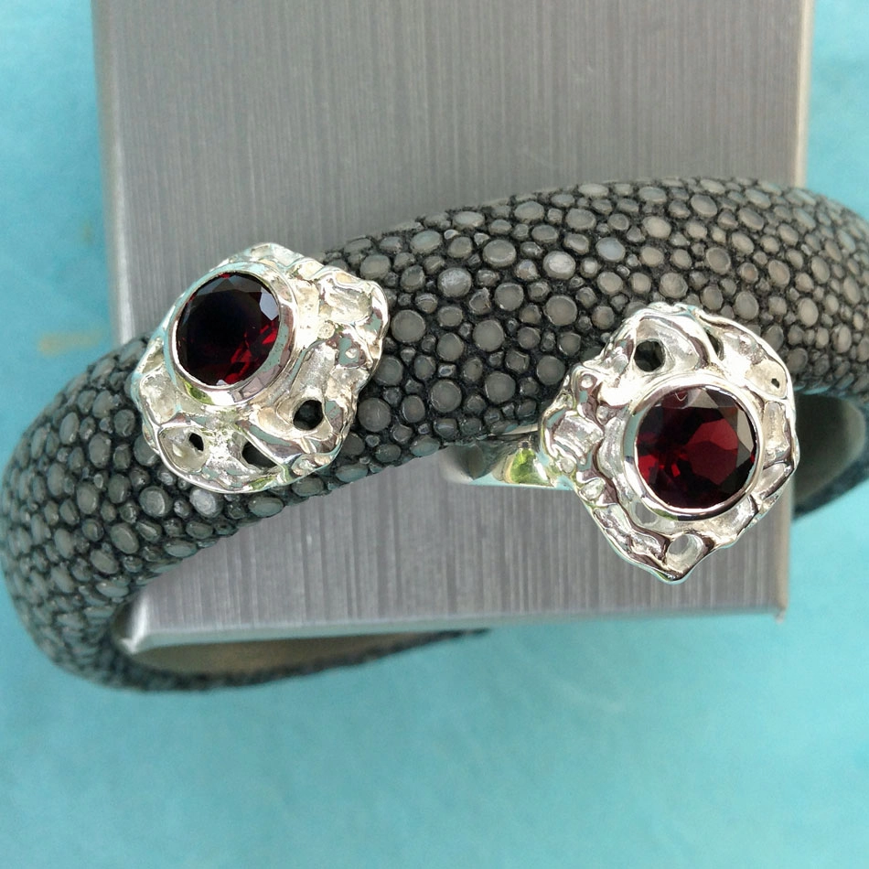 Granat-Rochenleder-Armreif, 925/-Silber