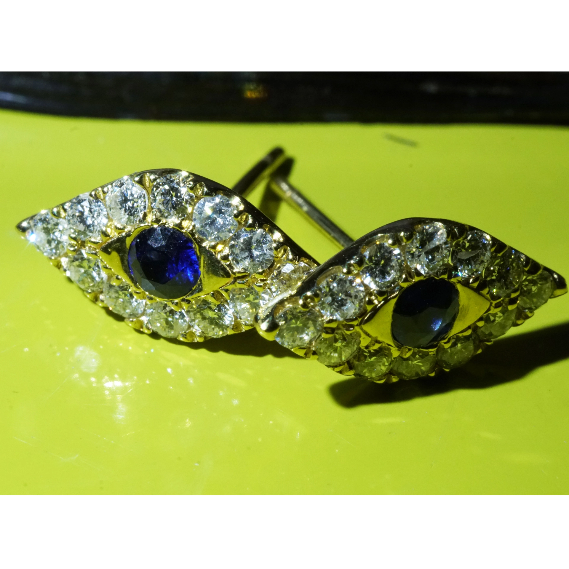 Just a nice Shape...Navette Earrings 18 kt Gold fine Gems