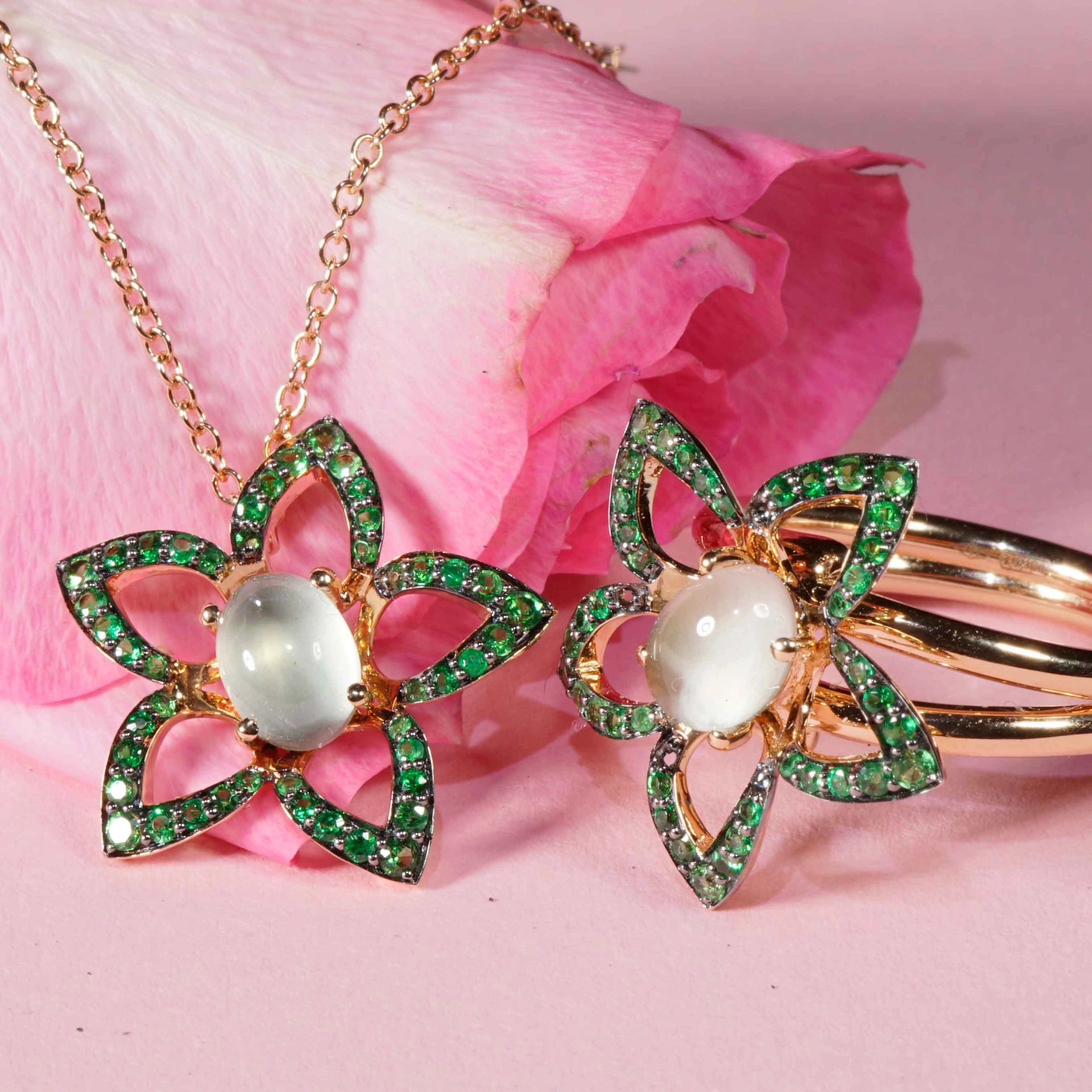 Floral Moonstone Tsavorite 18 kt Rosegold Pendant with Chain....poison green and moonlight