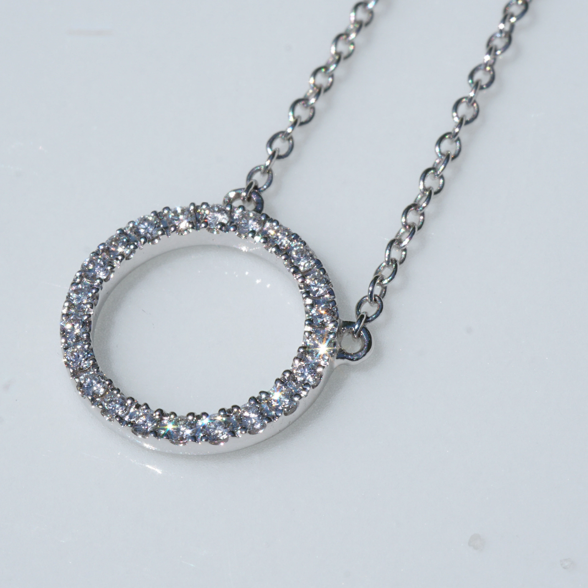 Brilliant pendant made of 750 white gold....Brilliant Circle