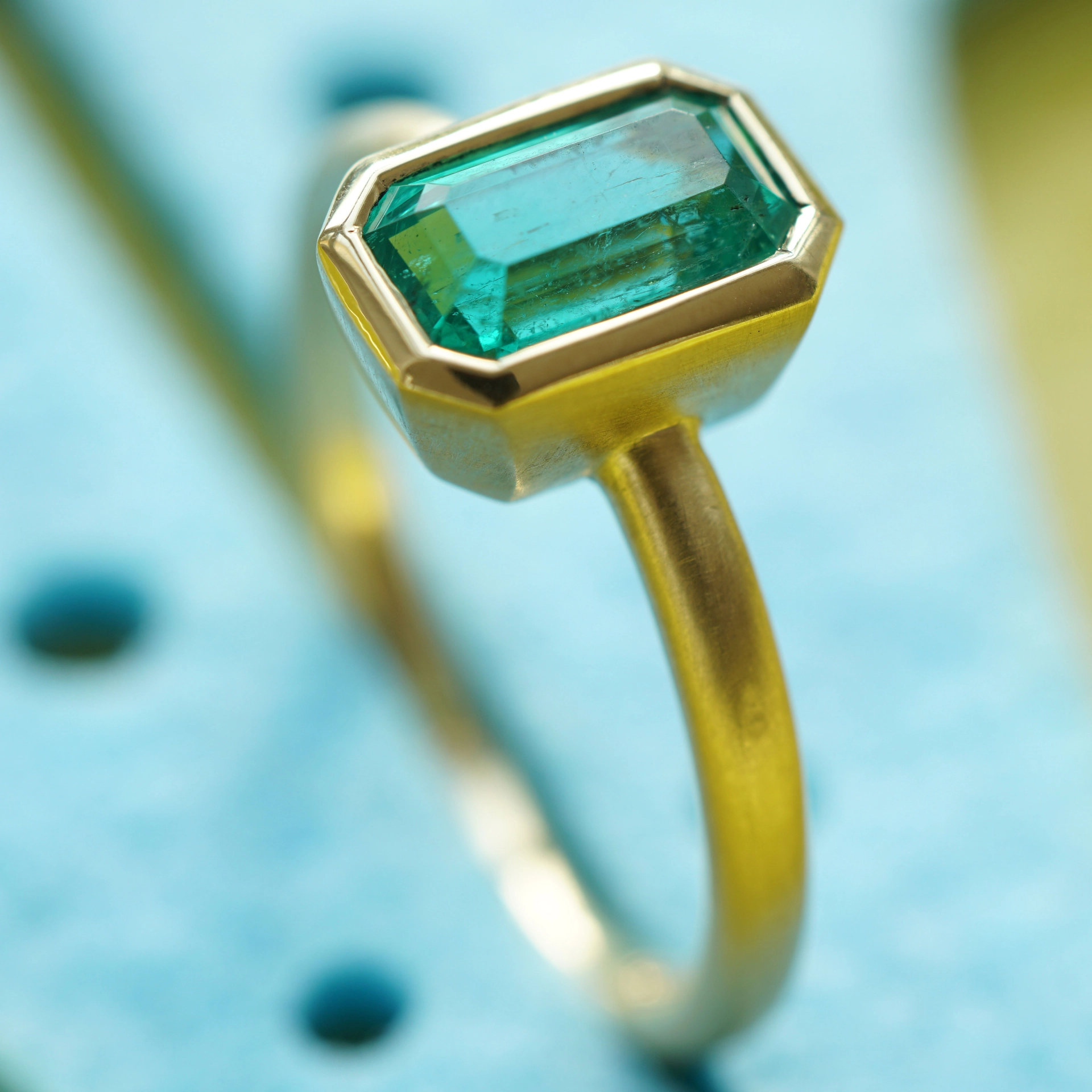 Emerald ring 0.97 ct, top quality from Afghanistan, 750 yellow gold handmade
