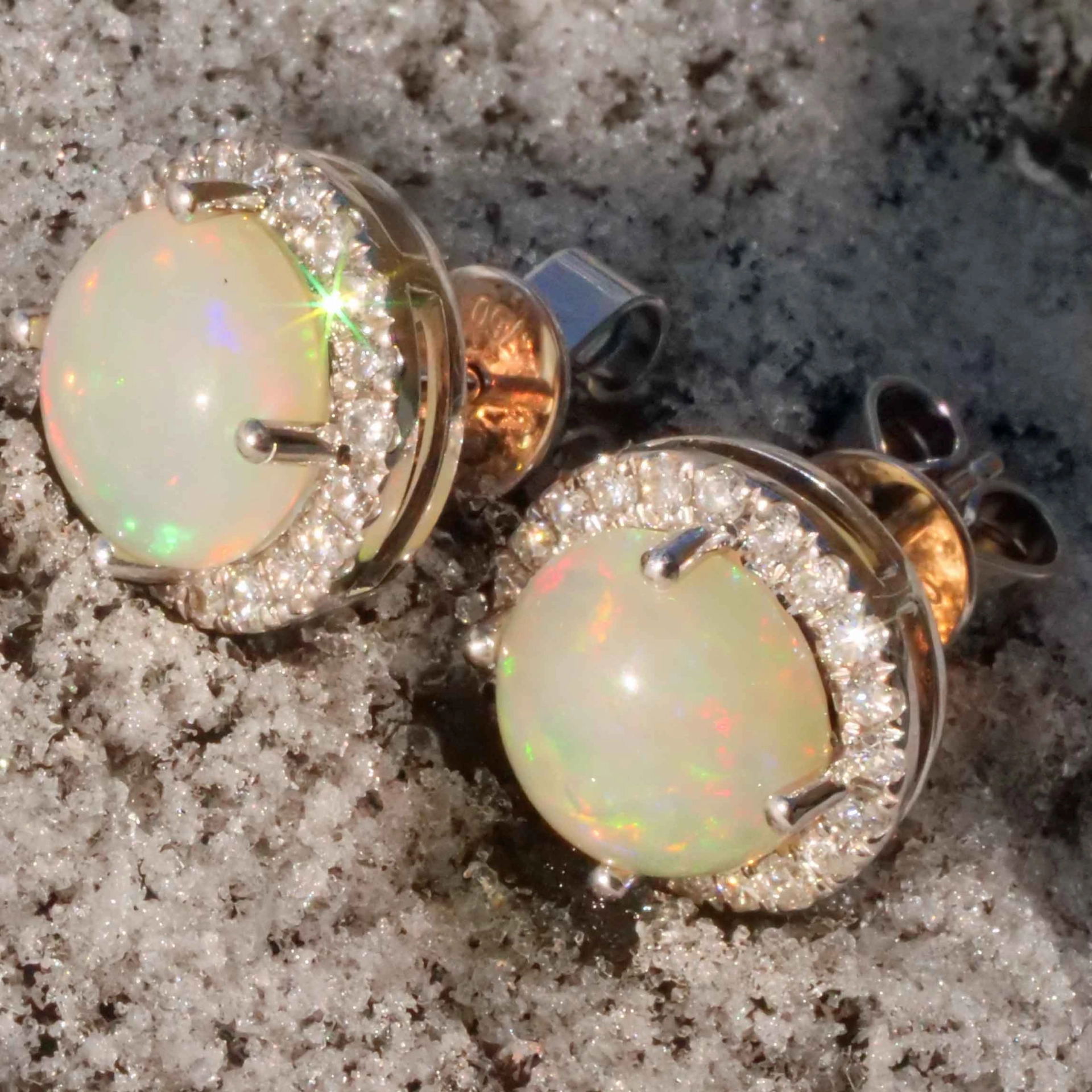 Brilliant Opal Ear Stud 18 kt Whitegold TW / VS lively fine transluzent Ethiopia