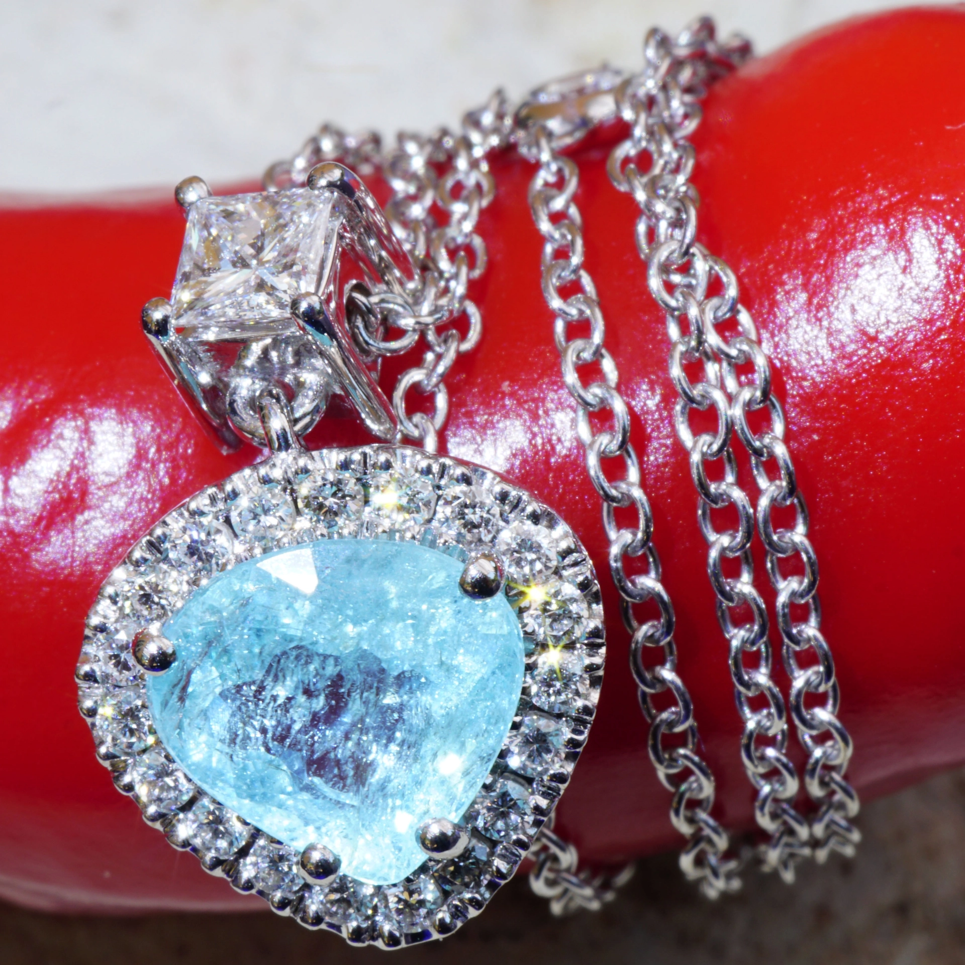 great paraiba turmalin of 128 ct, AAA brilliant. swimmingpool blue-green 18 kt whitegold