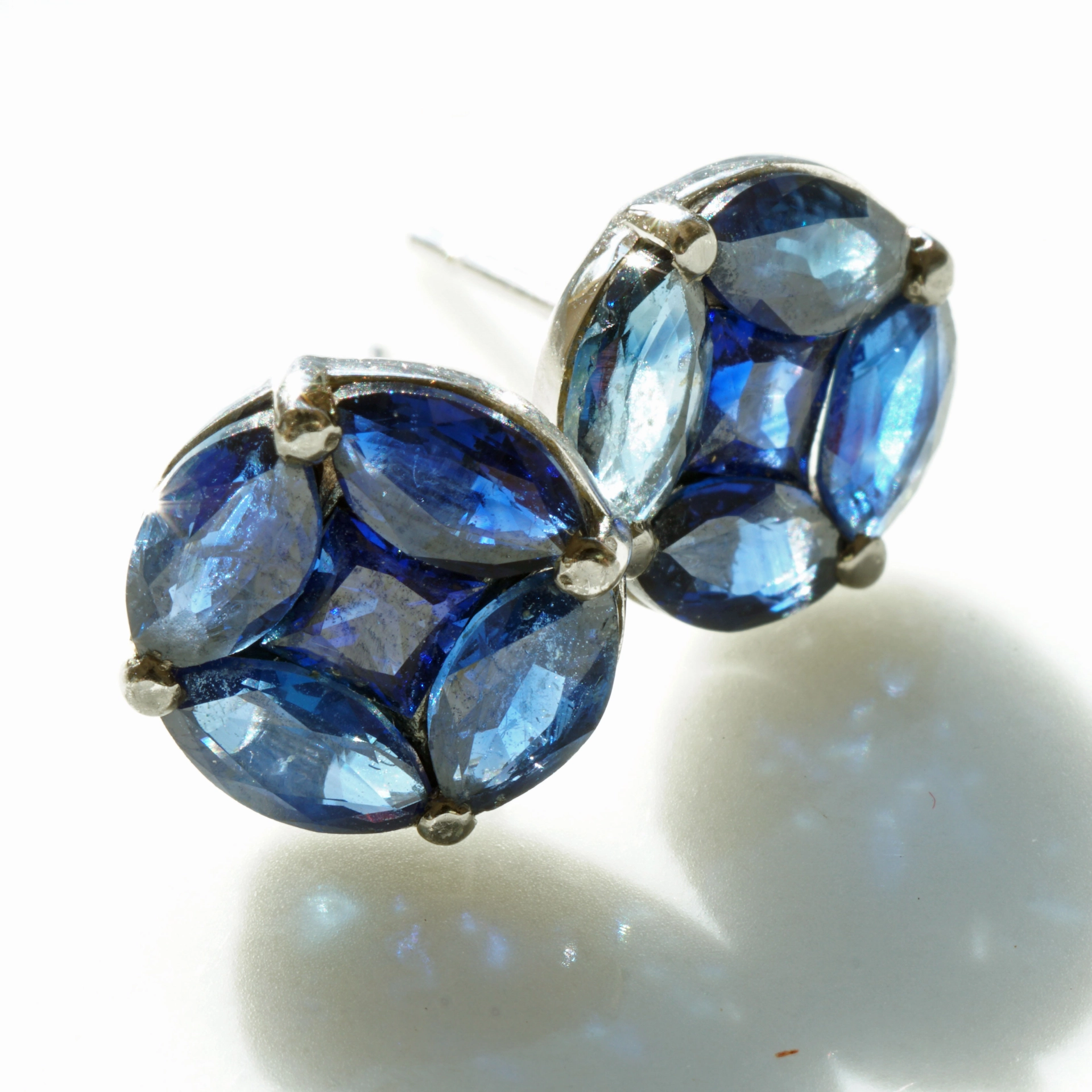 Sapphire Earsticks 3.70 ct 18kt Whitegold 10 mm Diameter...what a color!