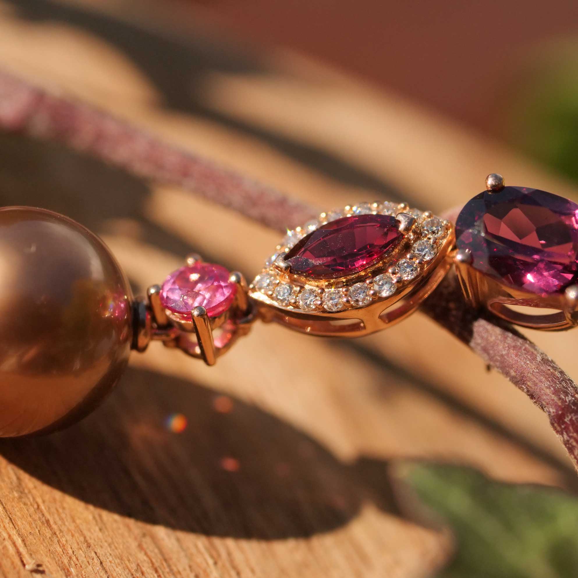 South Sea Pearl Rhodonite Brilliant Pendant with Chain 750 Rose Gold... warm red tones for cosy days