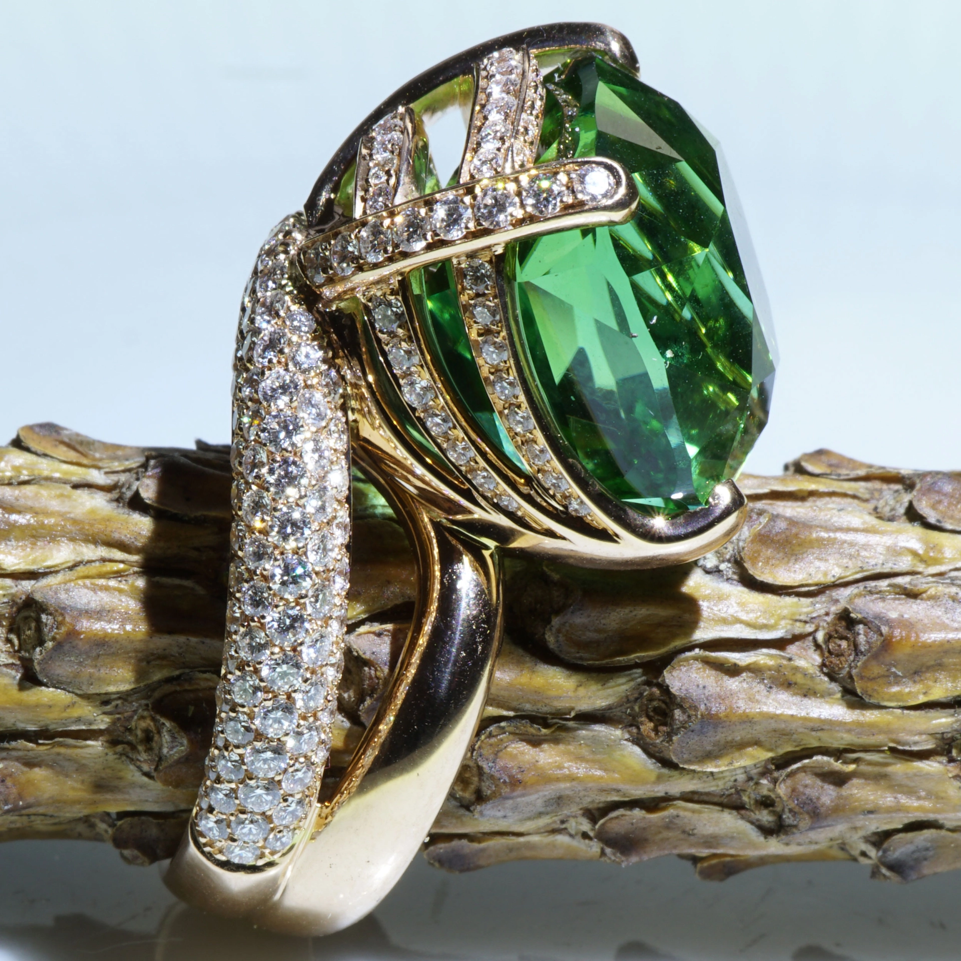 Tourmaline Diamond Ring 18kt Rosegold investment gem 25.15 ct Afghanistan green-bluish loupe clean AAA+ 16 x 16 x 14 mm