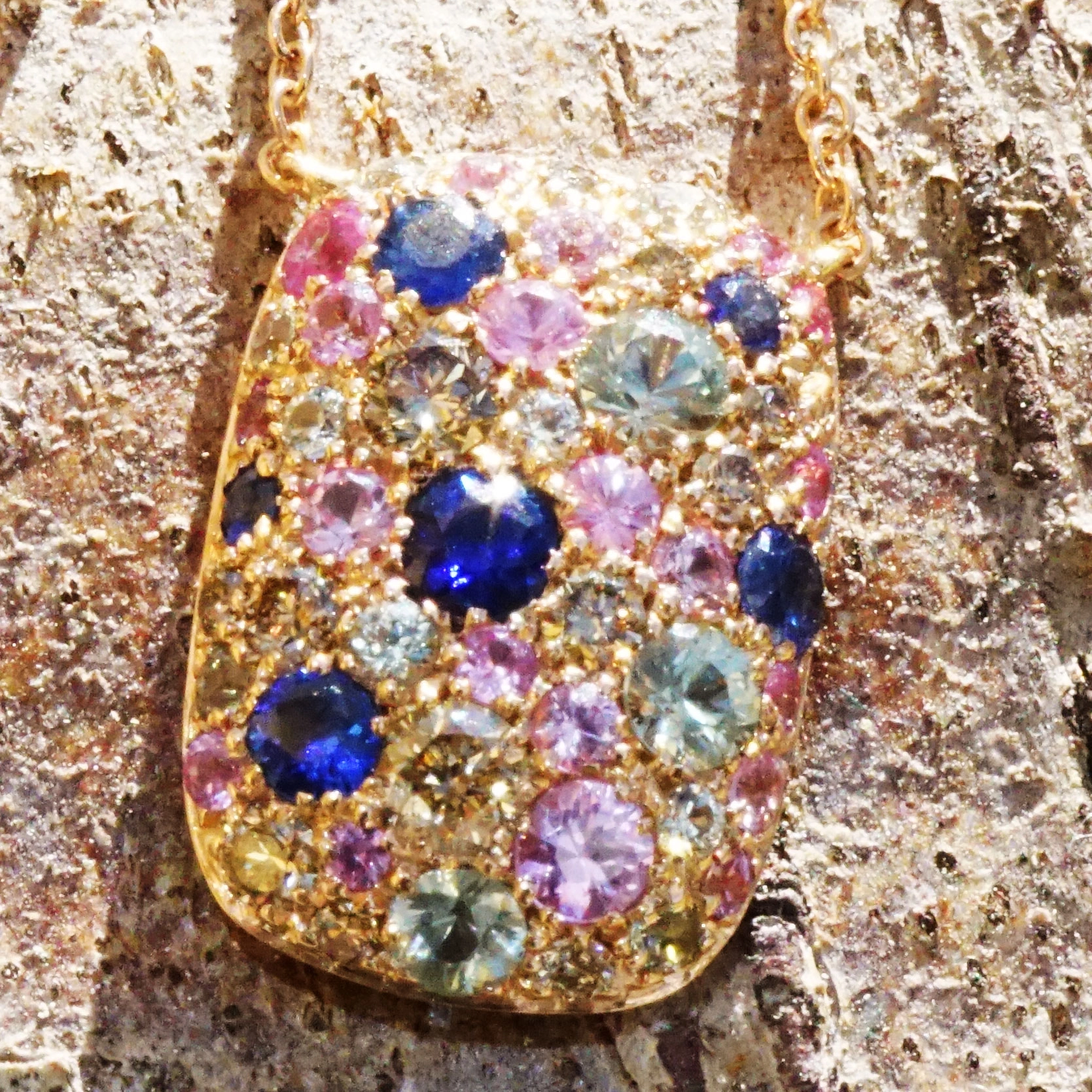 Saphire Brilliant Necklace 18 kt Rose Gold...wonderful play of Colors