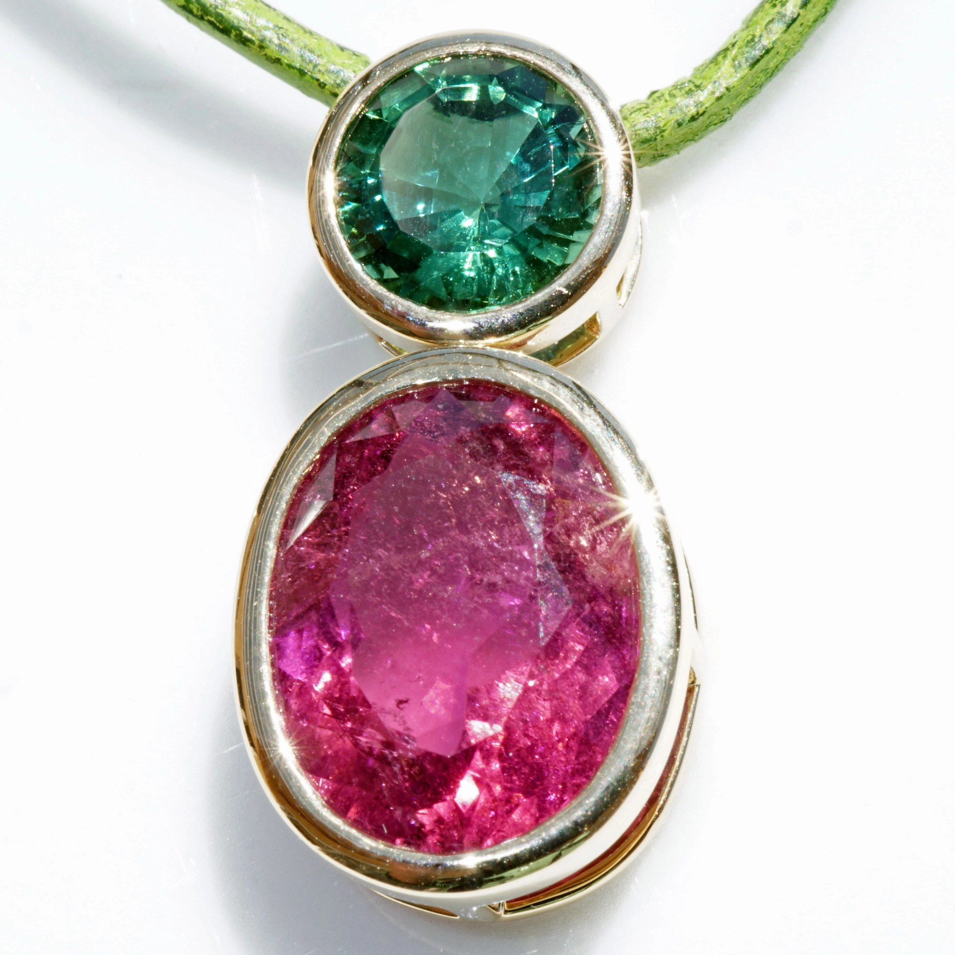 Turmalin Pendant with incredible luminosity 18 kt Yellow Gold bluish green and electric pink