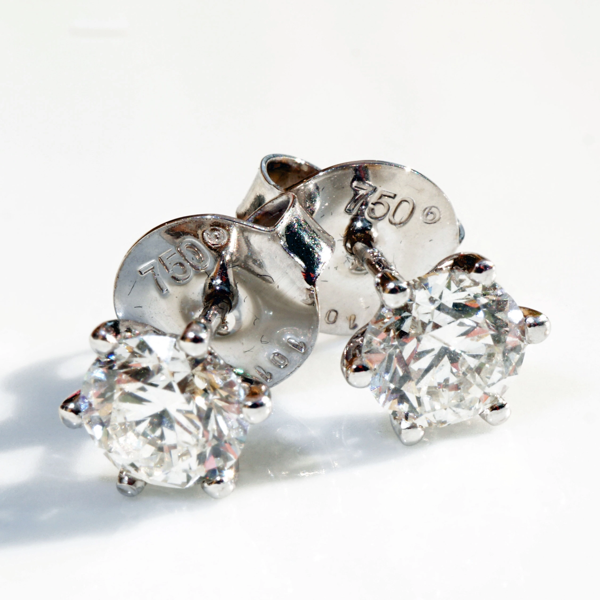 GIA certified full Cut Brilliant Earrings total 2.03 ct W / SI2 White Gold 18 kt