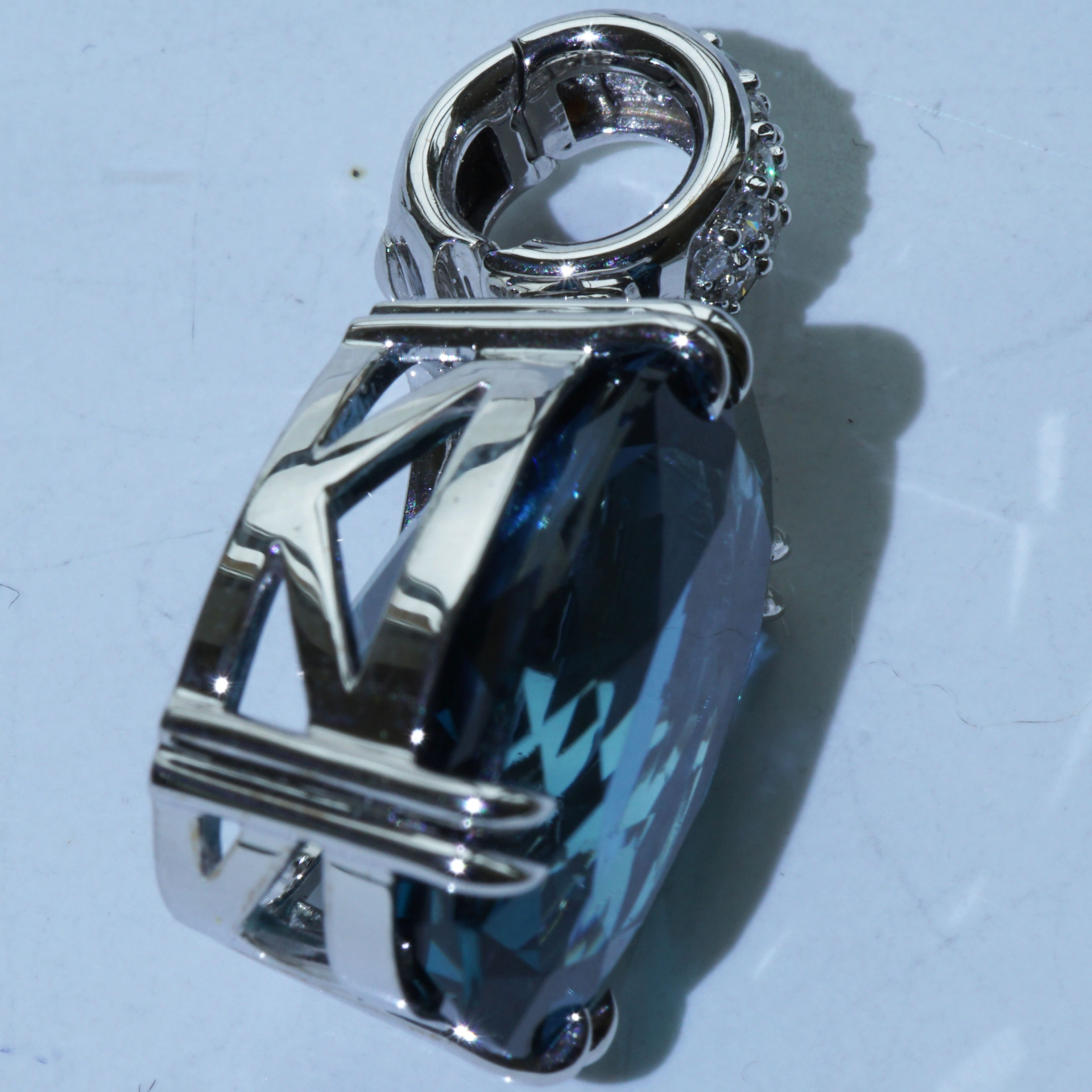 Amazing color Blue forever londen blue topas approx. 15.30 ct, 17,5 x 13 mm, modern setting with fullcut diamonds