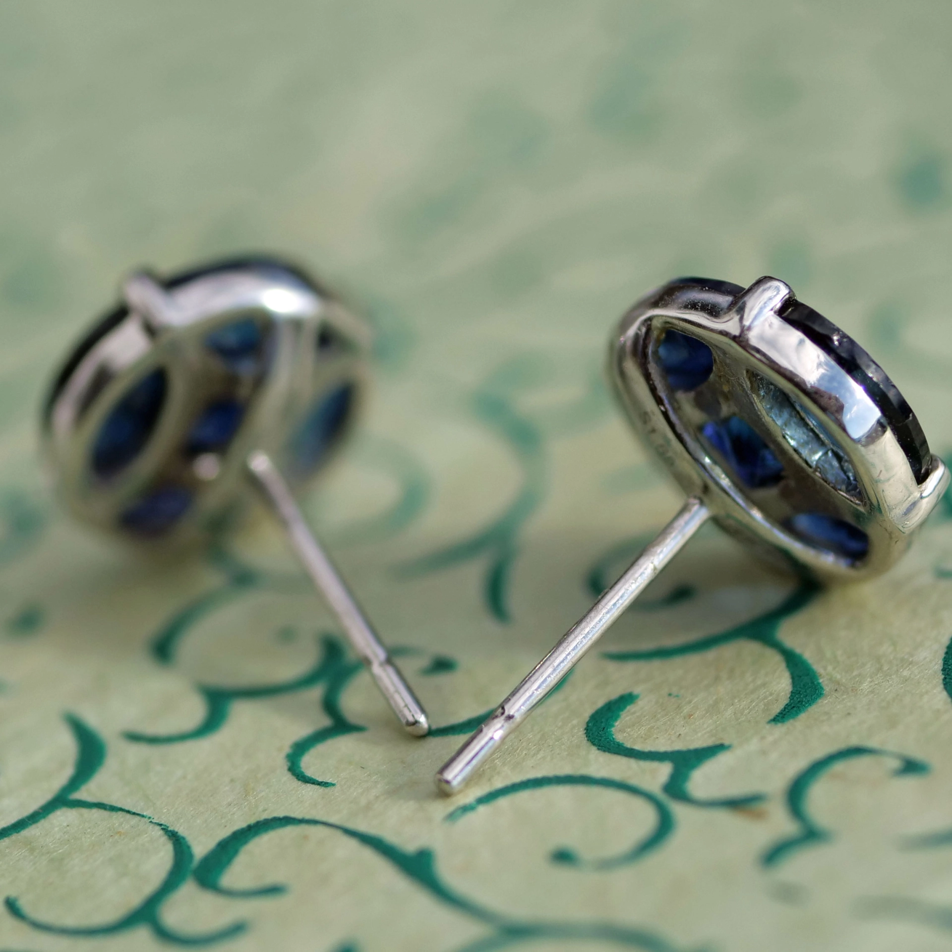 Sapphire Earsticks 3.70 ct 18kt Whitegold 10 mm Diameter...what a color!