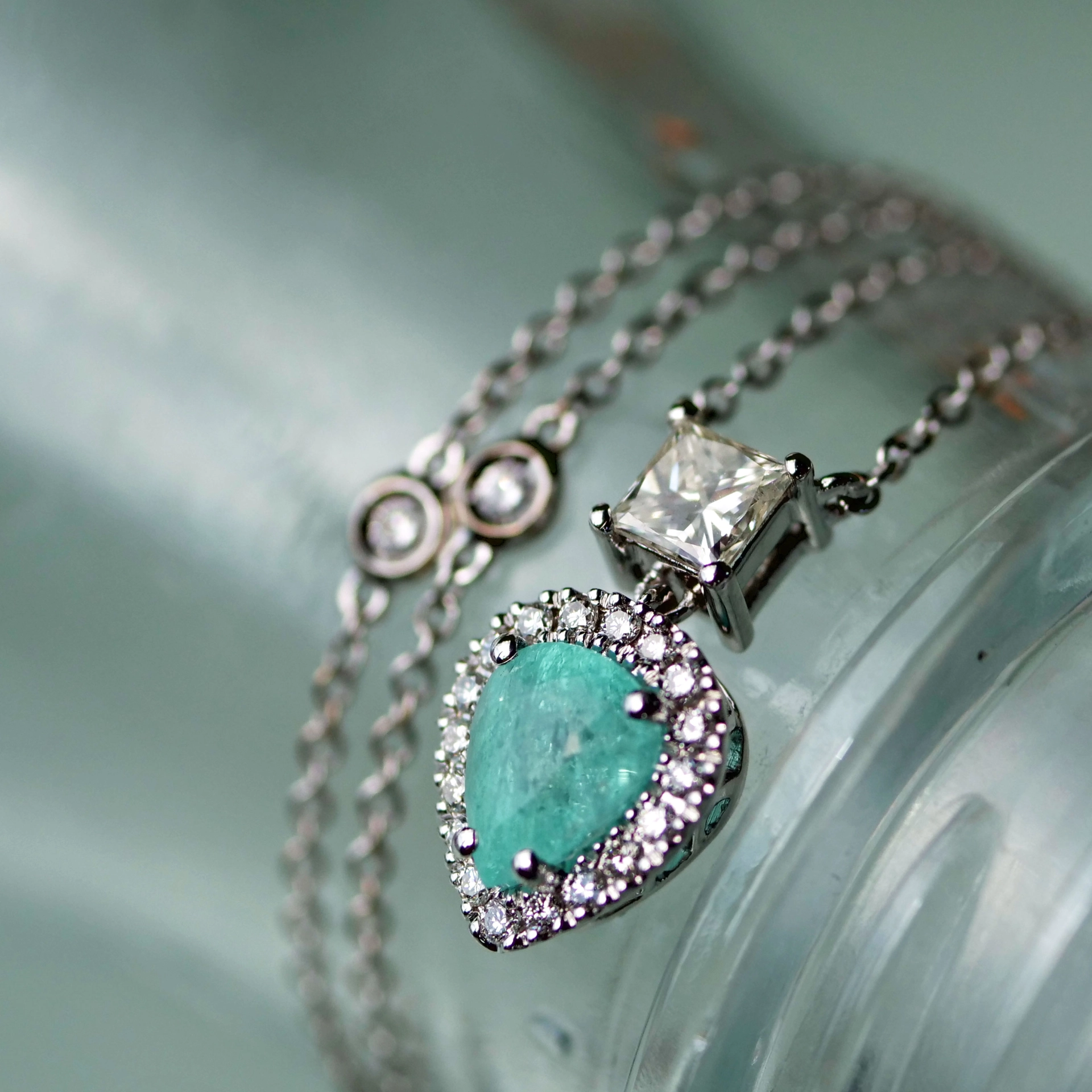 great paraiba turmalin of 1.18 ct, AAA brilliant. swimmingpool blue-green color, original from brasil, 18 kt whitegold, combinated with a princess cut diamond 0.36 ct