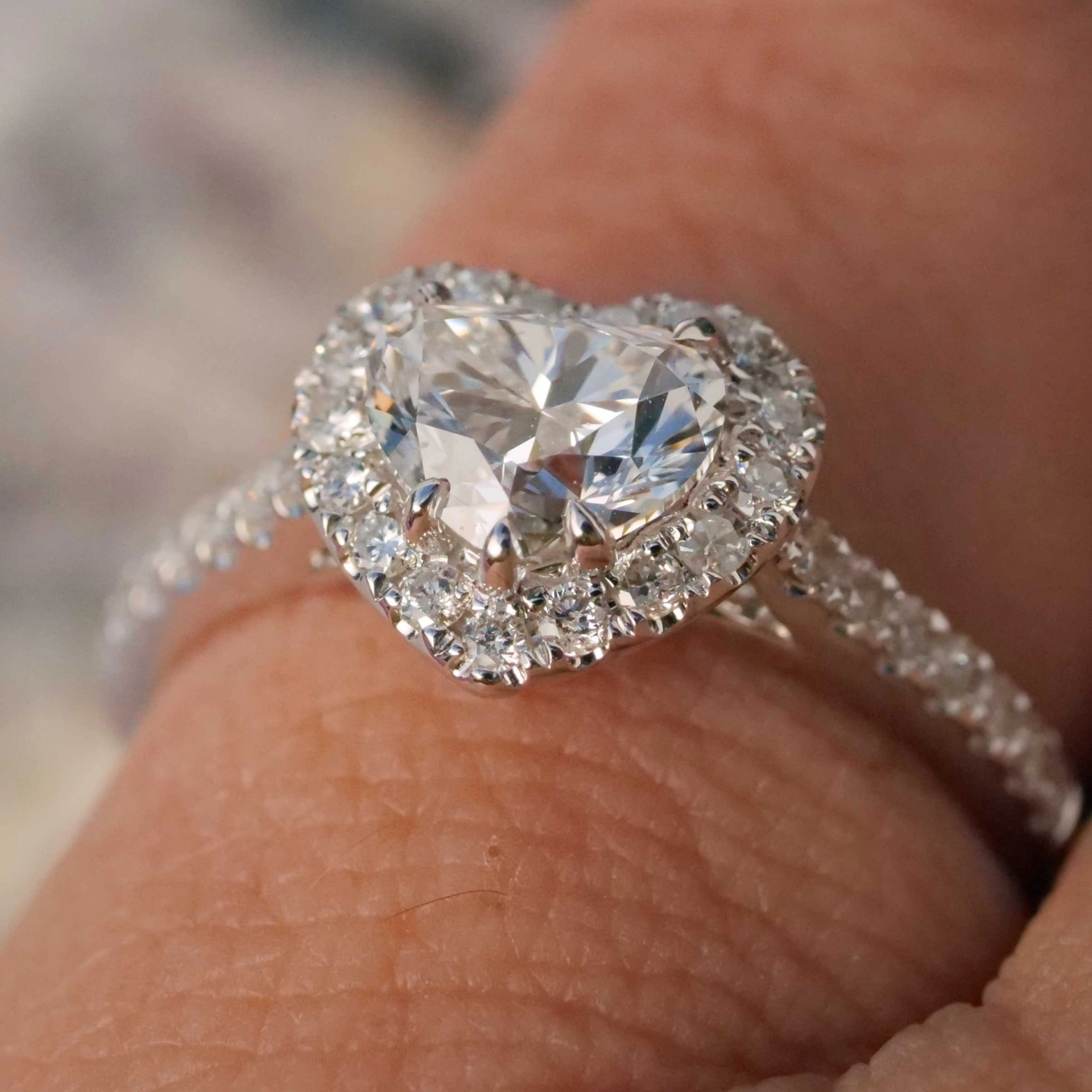 Ring 18 kt White Gold with Heart full cut brilliant approx. 1.00 ct, E (very fine white) / VVS2(very small inclusions), with GIA report