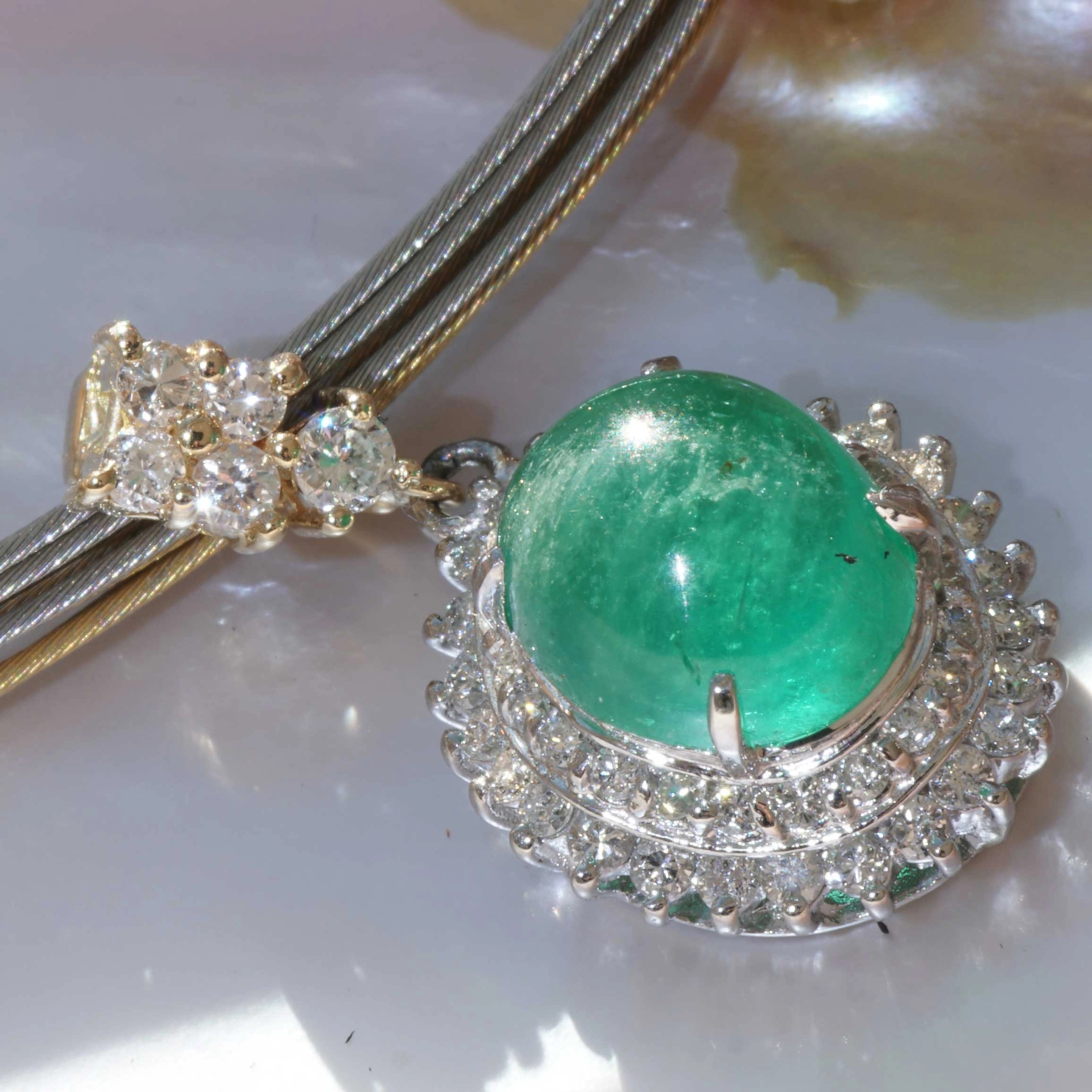 Emerald Brilliant Pendant in so bright Color 3.24 ct 0.50 ct TW VS Platinium 18 kt Gold