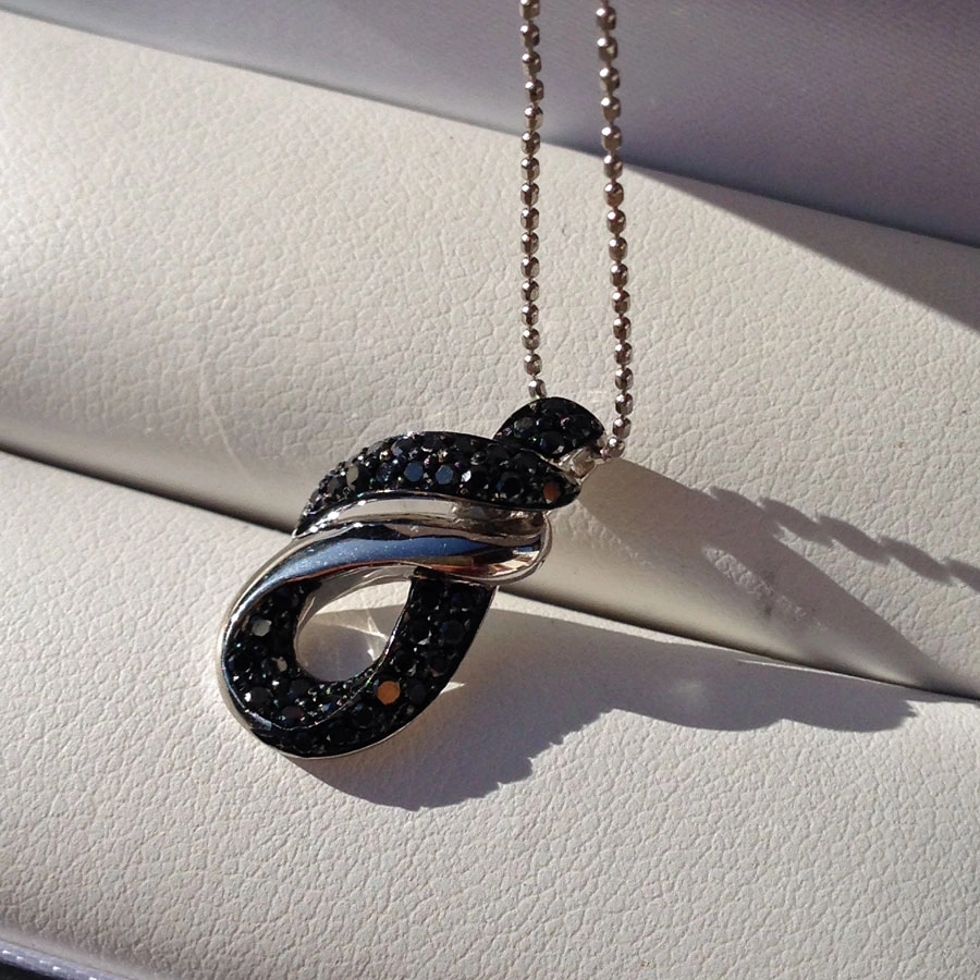 Schwarzer Diamant-Anhänger in 900er-Platin mit Kette in 750er-Gold, 18 kt Weißgold